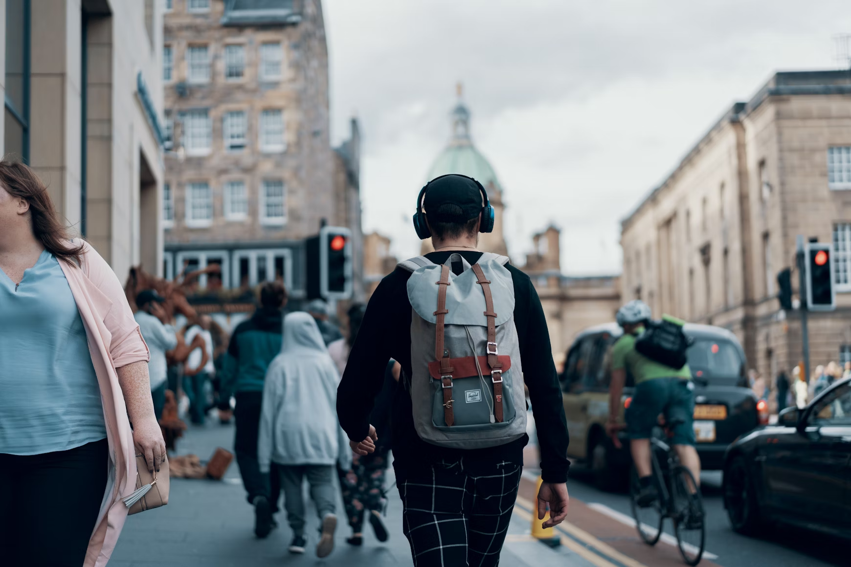 Un joven escucha música con auriculares en la calle