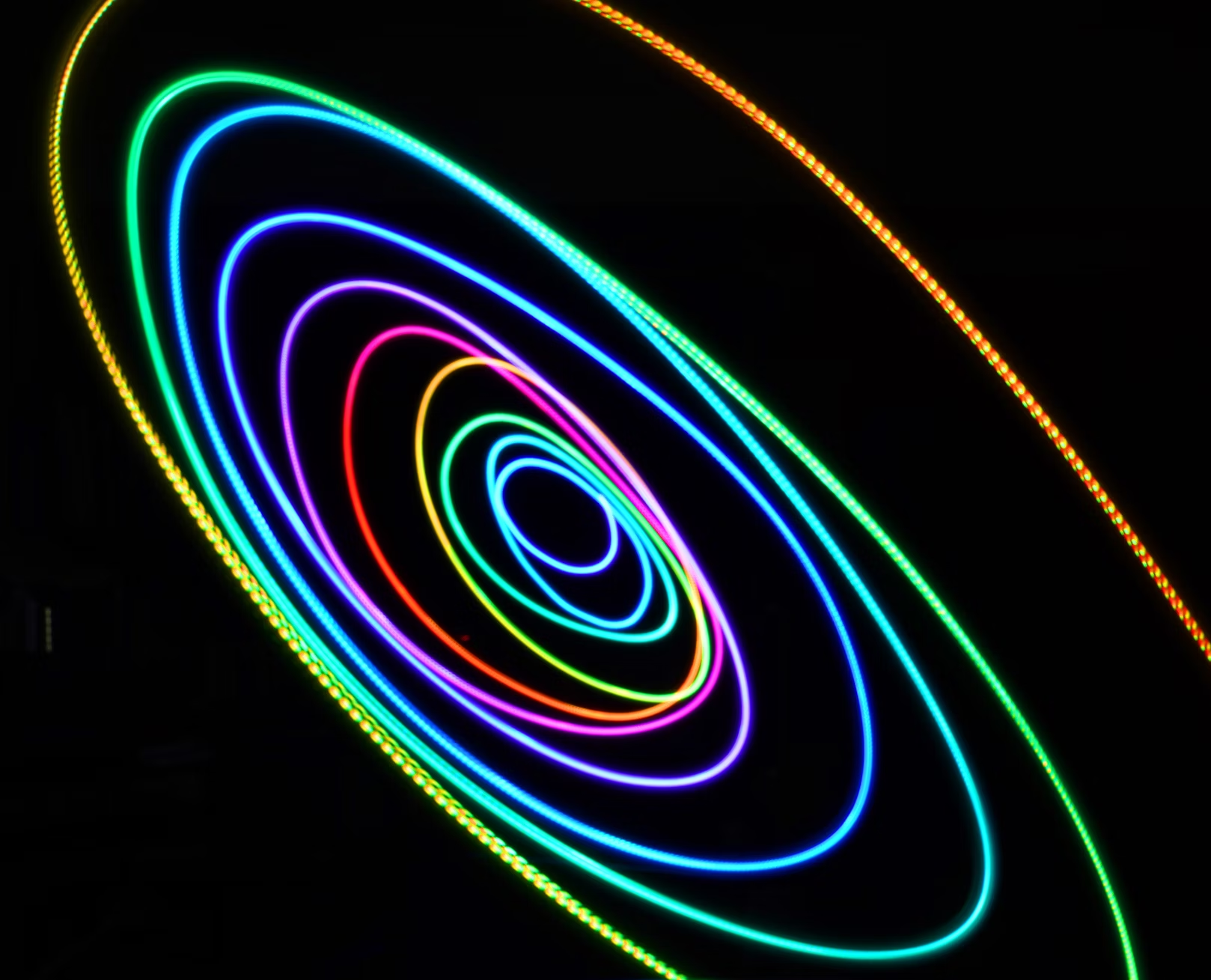 Luces de colores simulando órbitas.