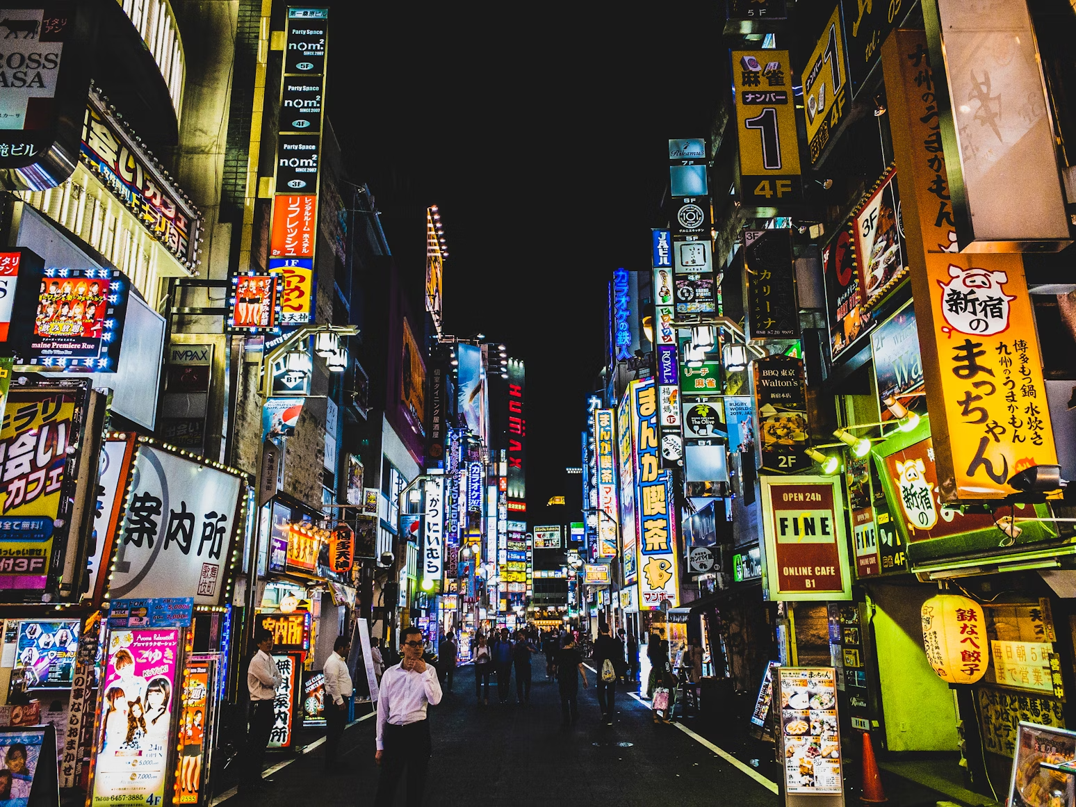 Carteles luminosos en una calle de Tokio.
