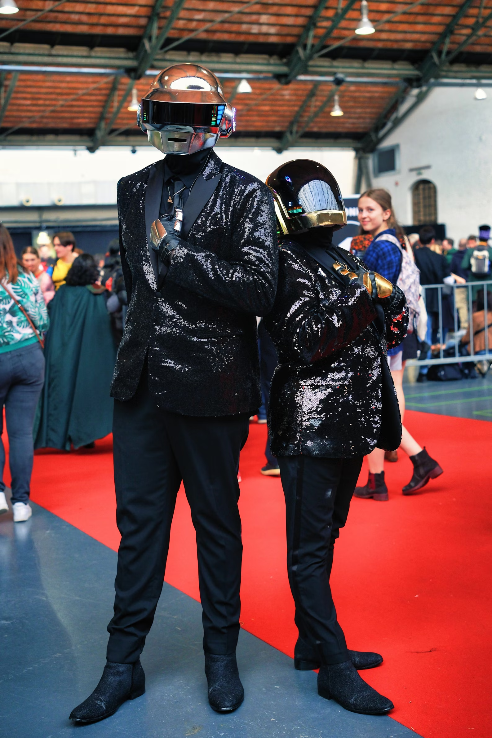 Dos personas vestidas al estilo de Daft Punk.