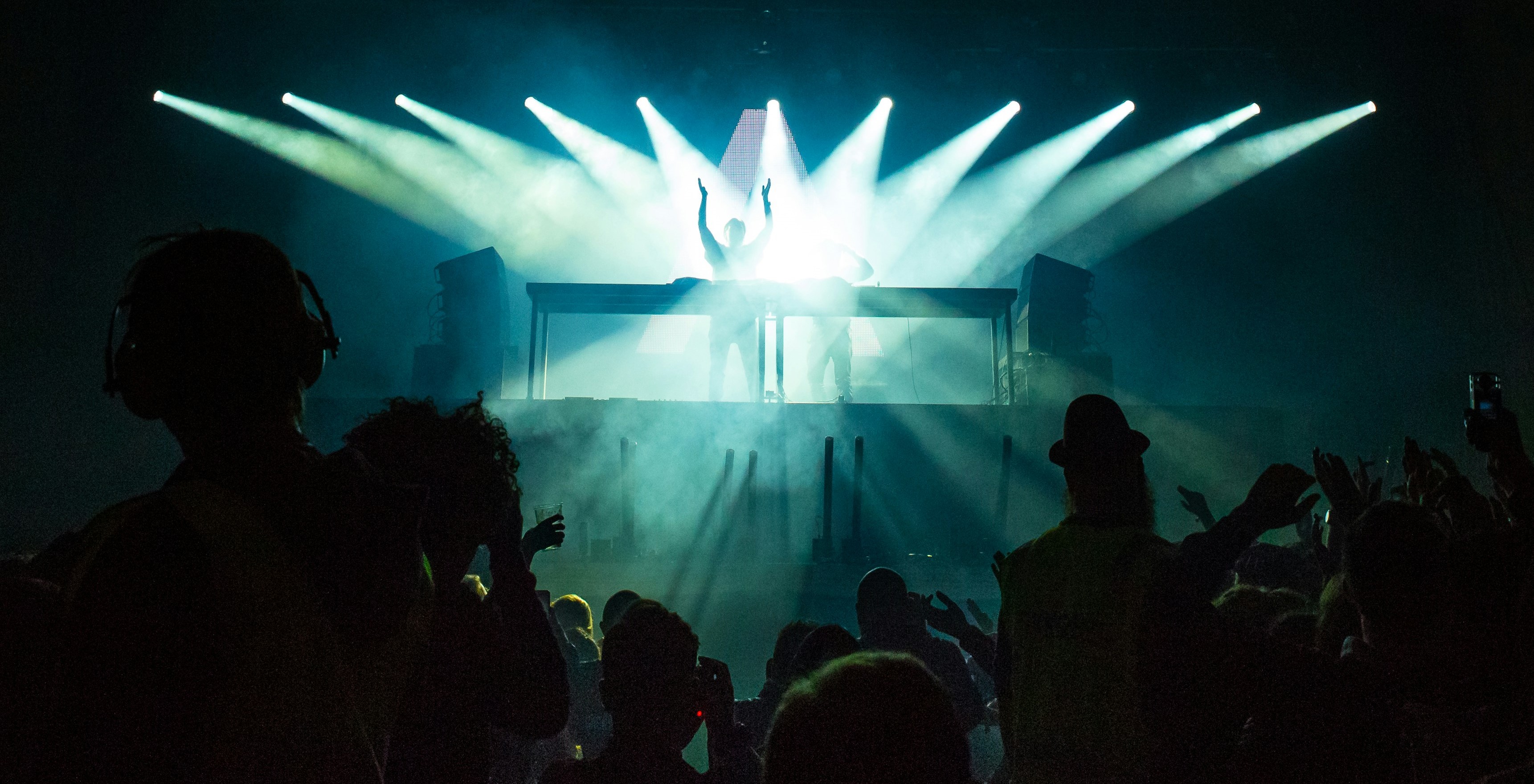 Músico tocando los teclados en un concierto.