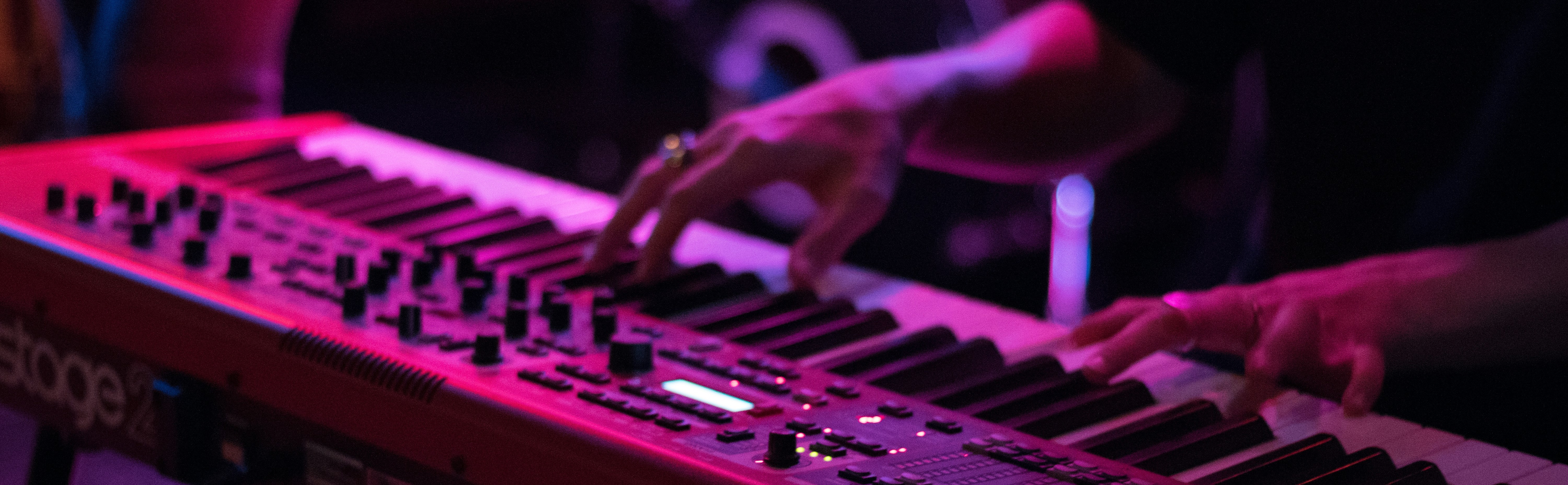 Hombre tocando un sintetizador en directo.