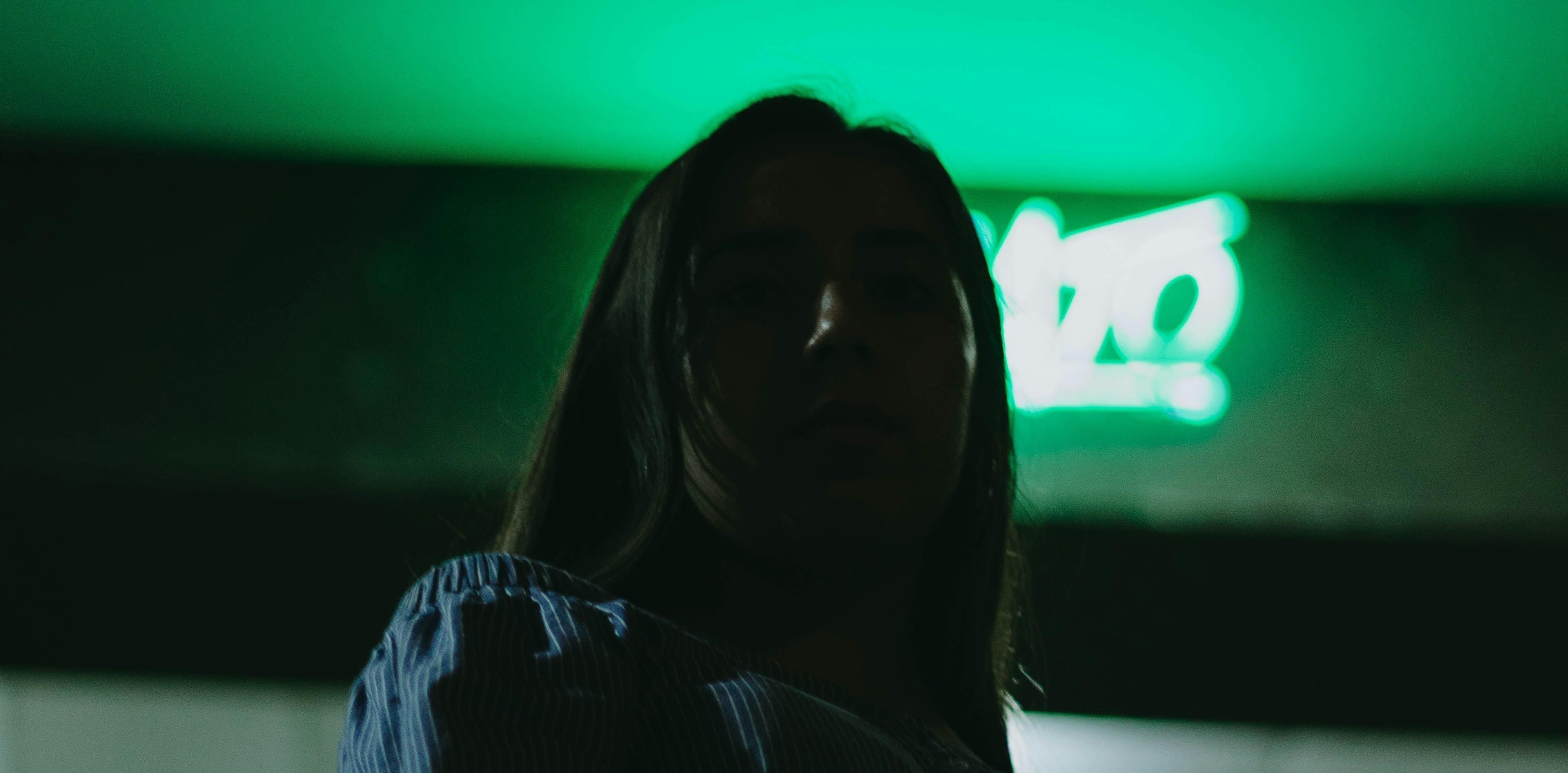 Mujer joven mirando a cámara.