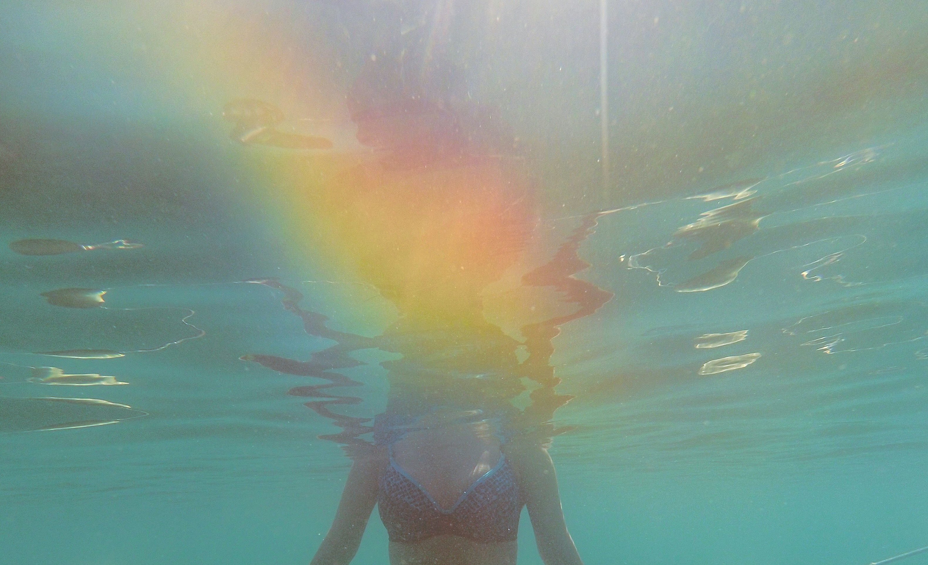 Mujer joven bañándose en el mar,
