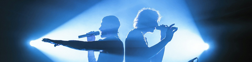 Dos cantantes durante un concierto.