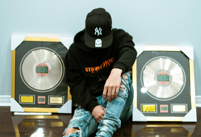 Un músico posa junto a sus discos de platino.