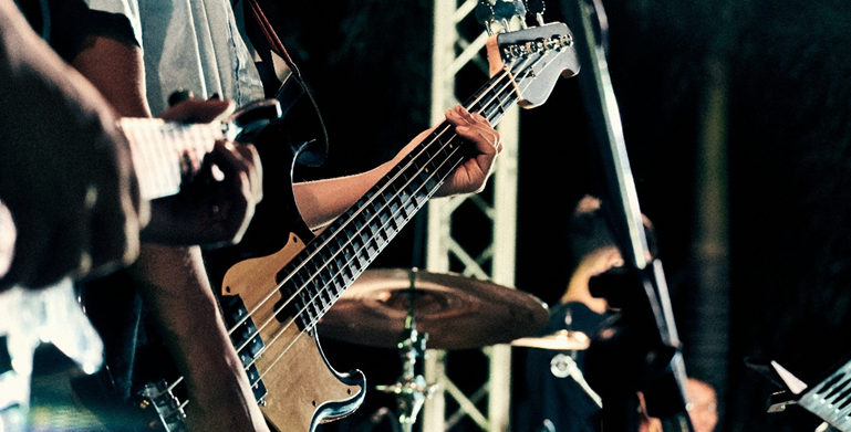 Banda actuando en directo.