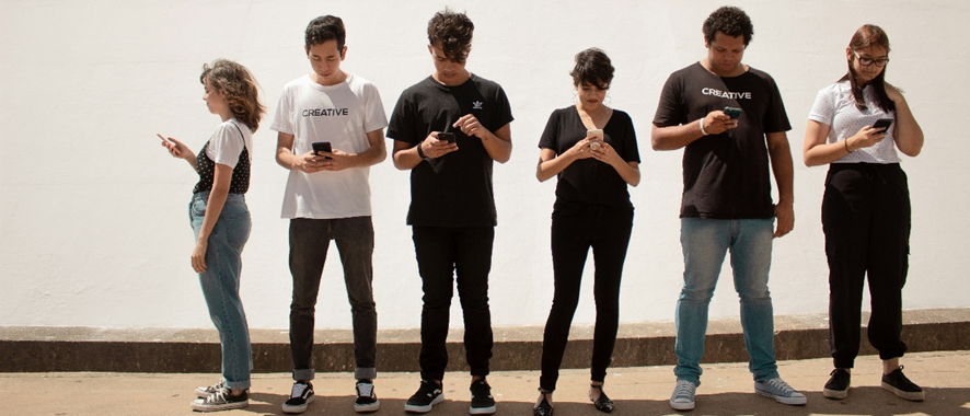 Jóvenes mirando el teléfono móvil.