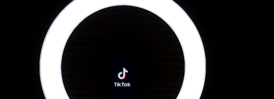 Aro de luz con el logo de TikTok.