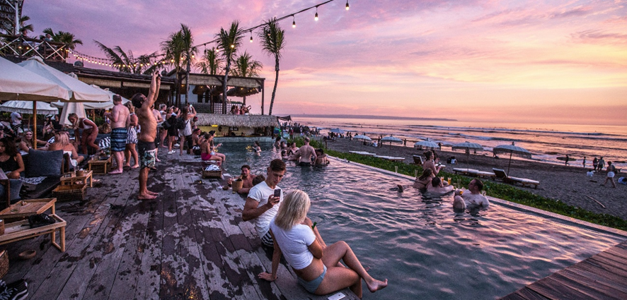 Pool party al borde del mar.