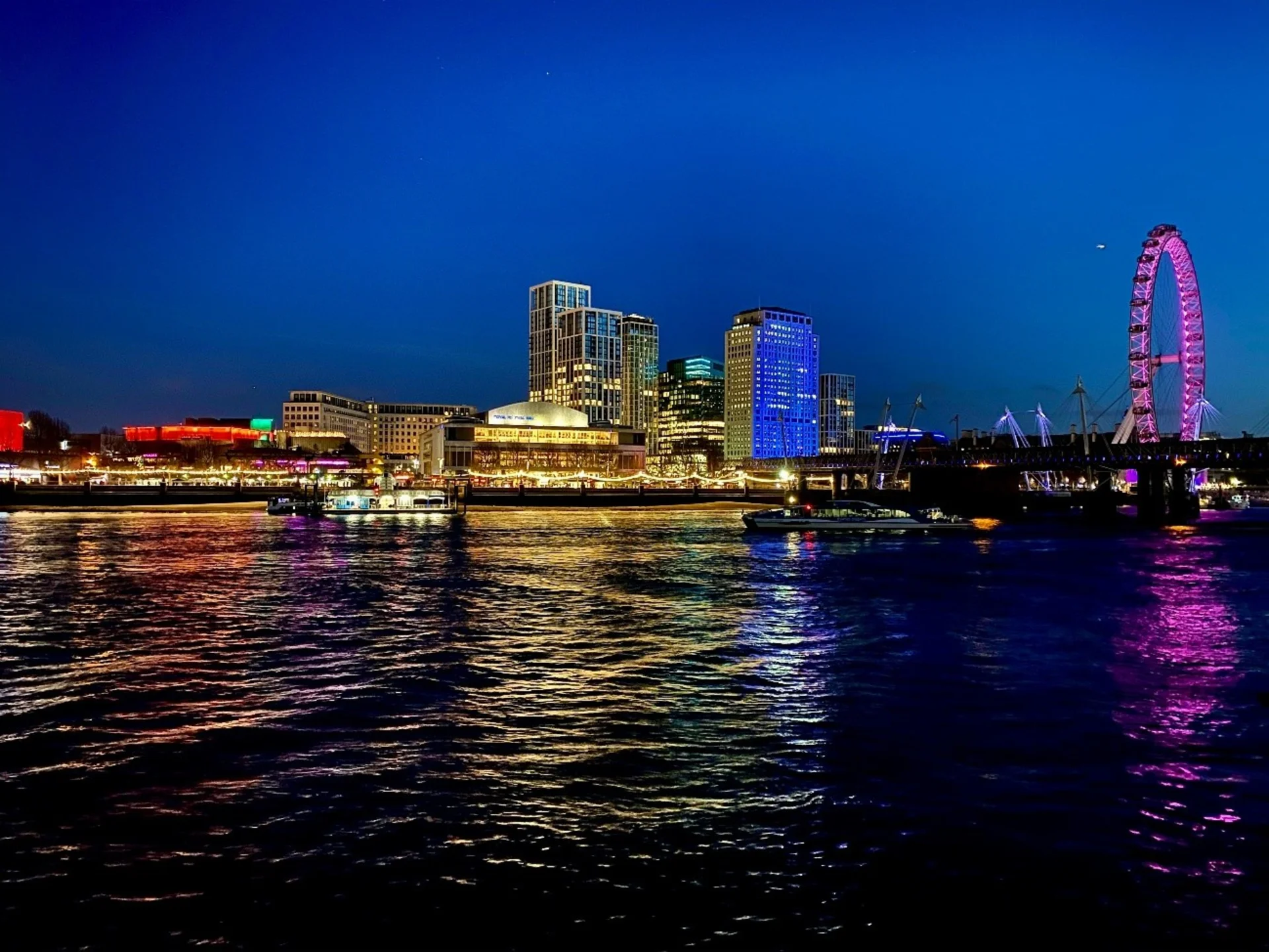 Vista de Londres desde el río Támesis.