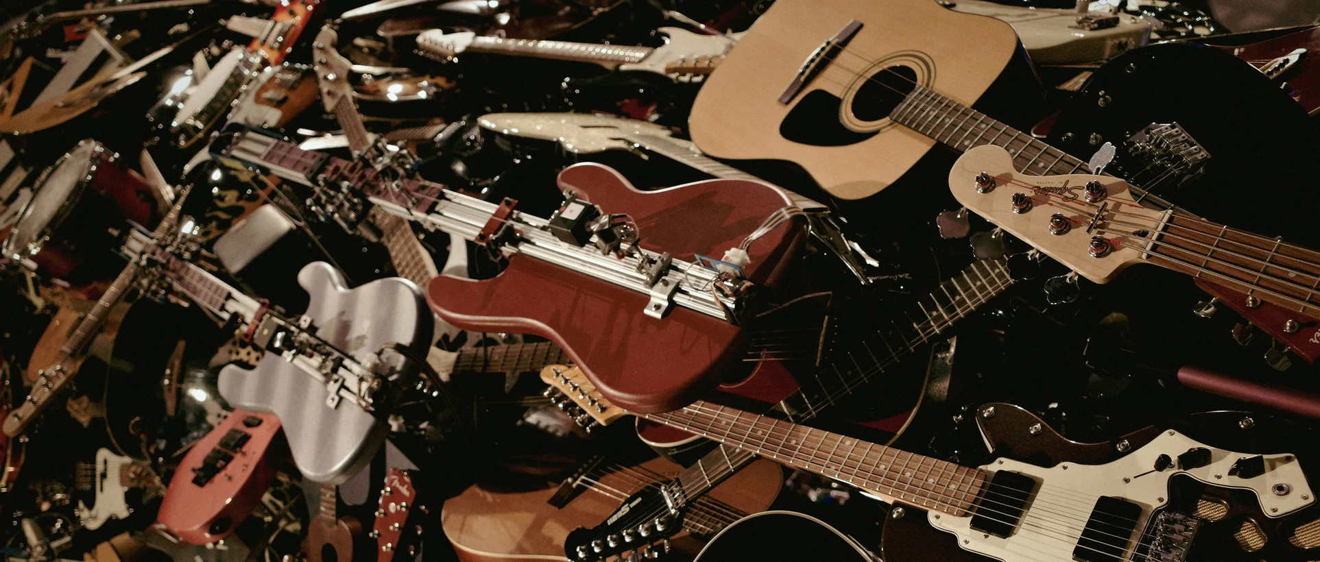 Diferentes guitarras pertenecientes a diversos estilos musicales.