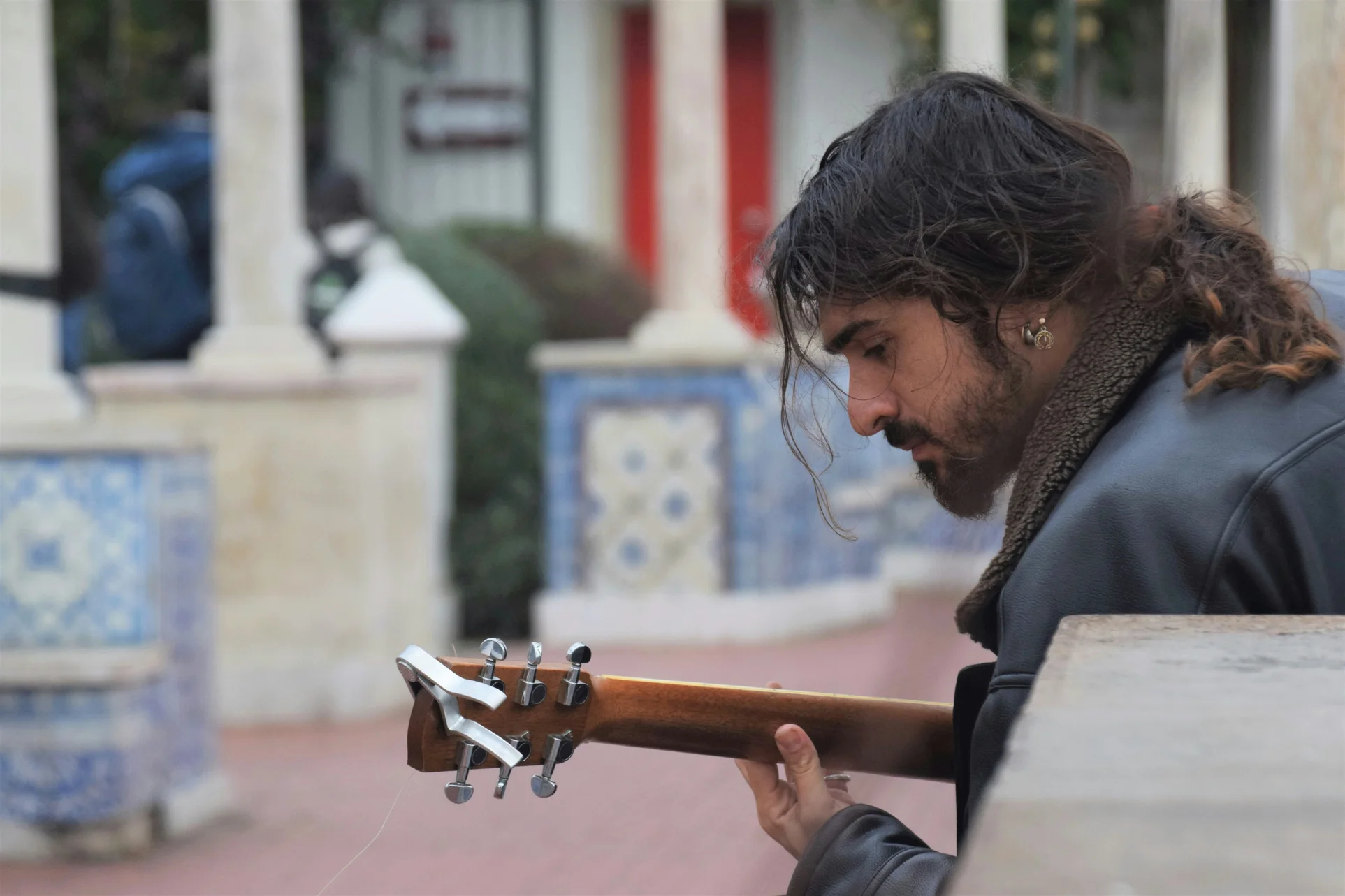 Músico tocando en la calle.