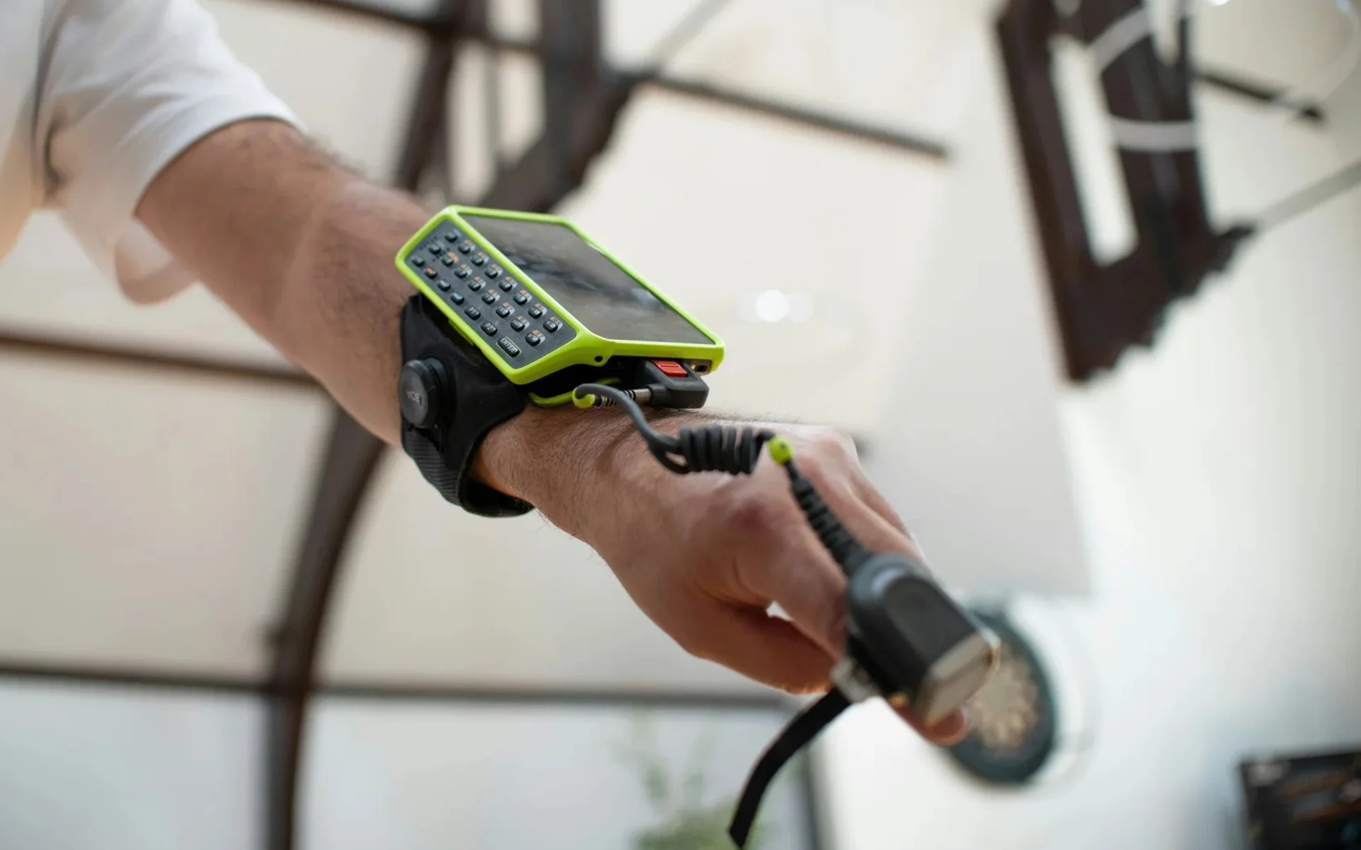 Hombre con un guante tecnológico.