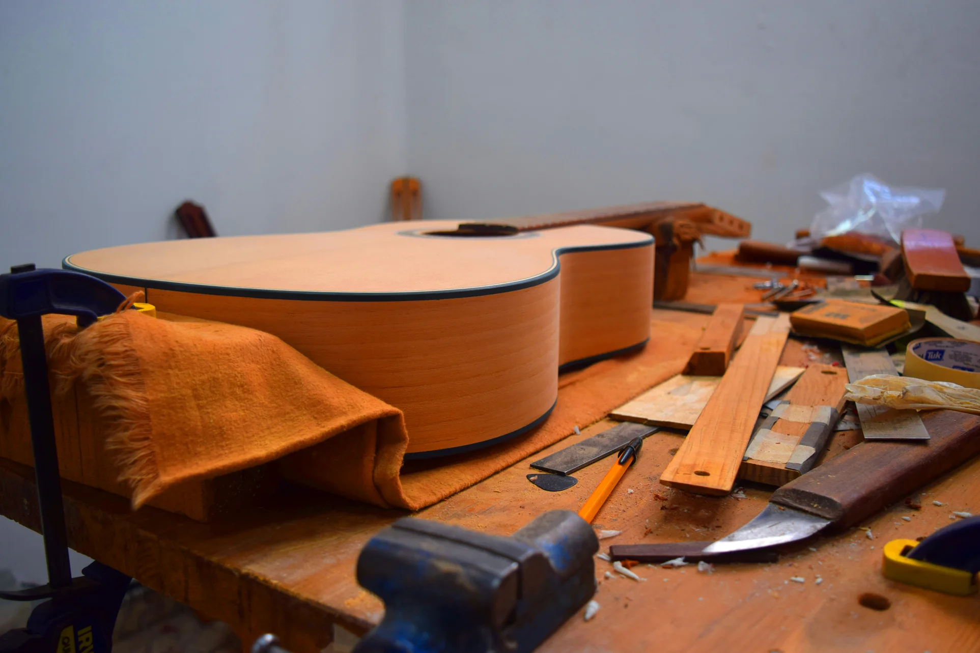 Una guitarra en proceso de fabricación.