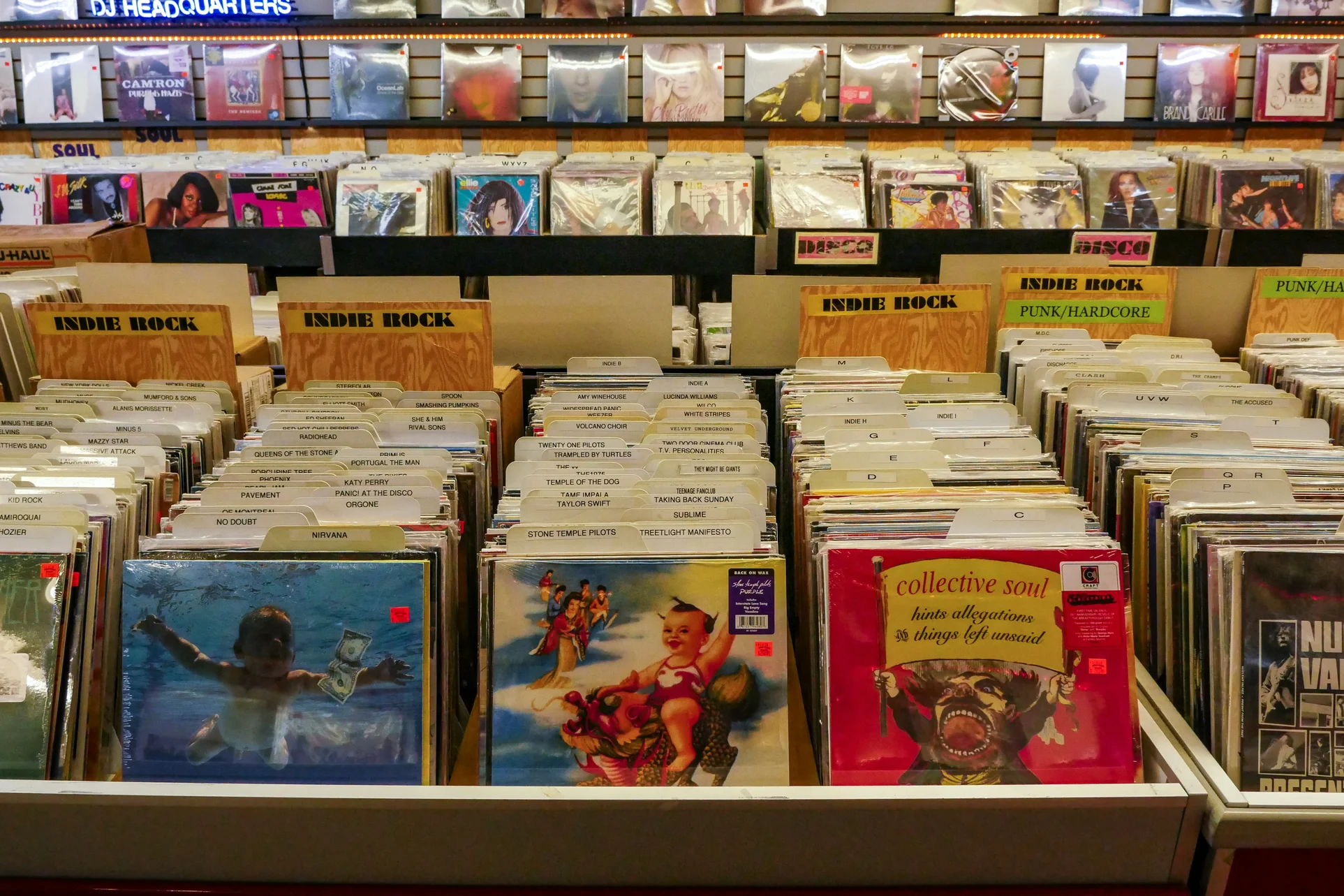 Discos de grunge en una estantería.