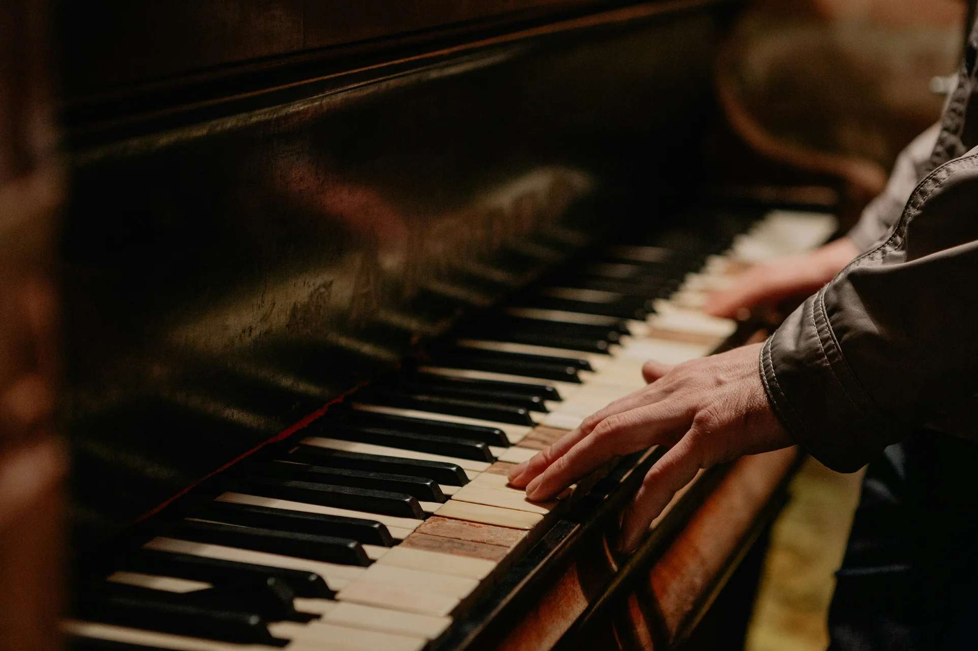 Hombre tocando el piano.