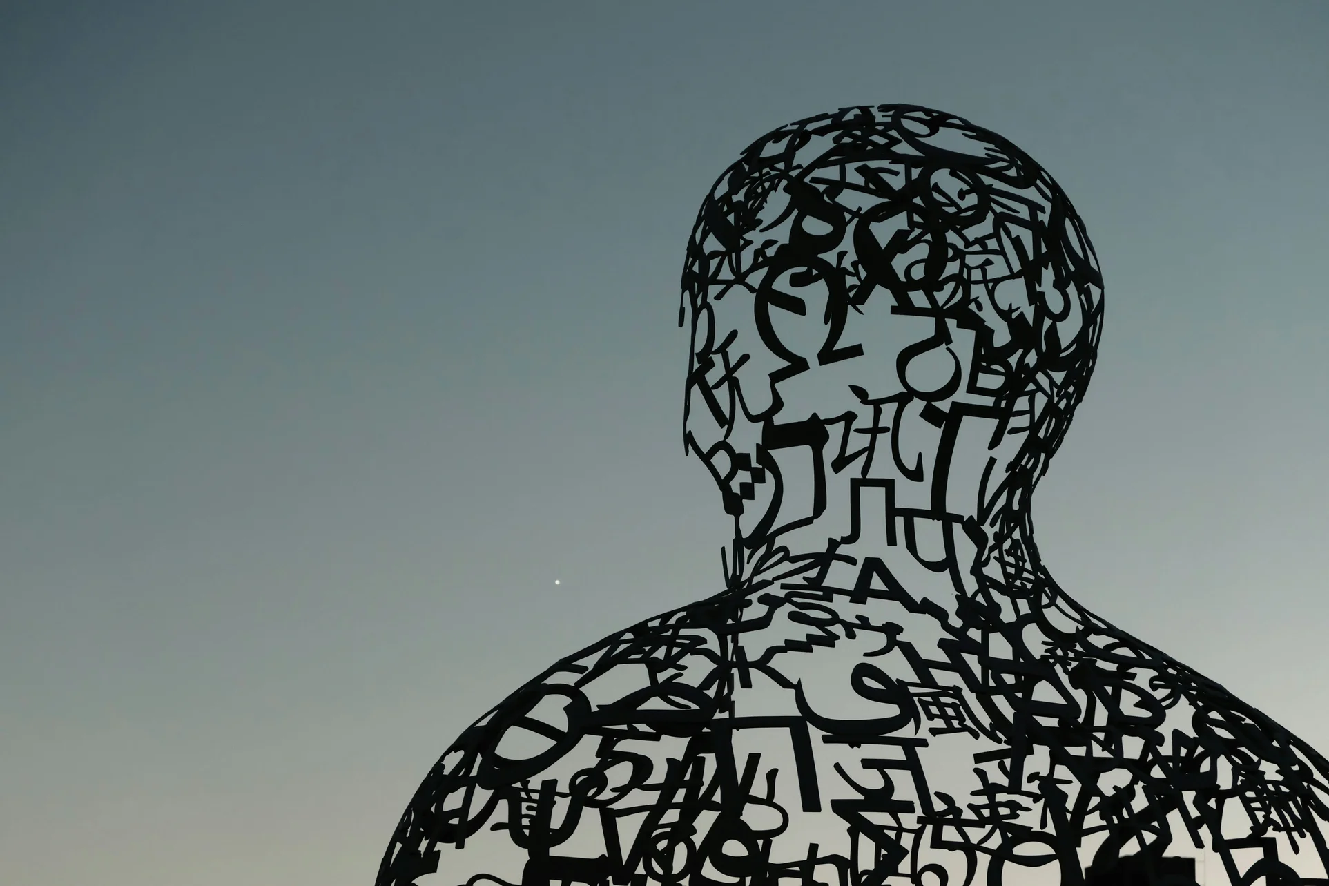 Figura humana de letras y símbolos.