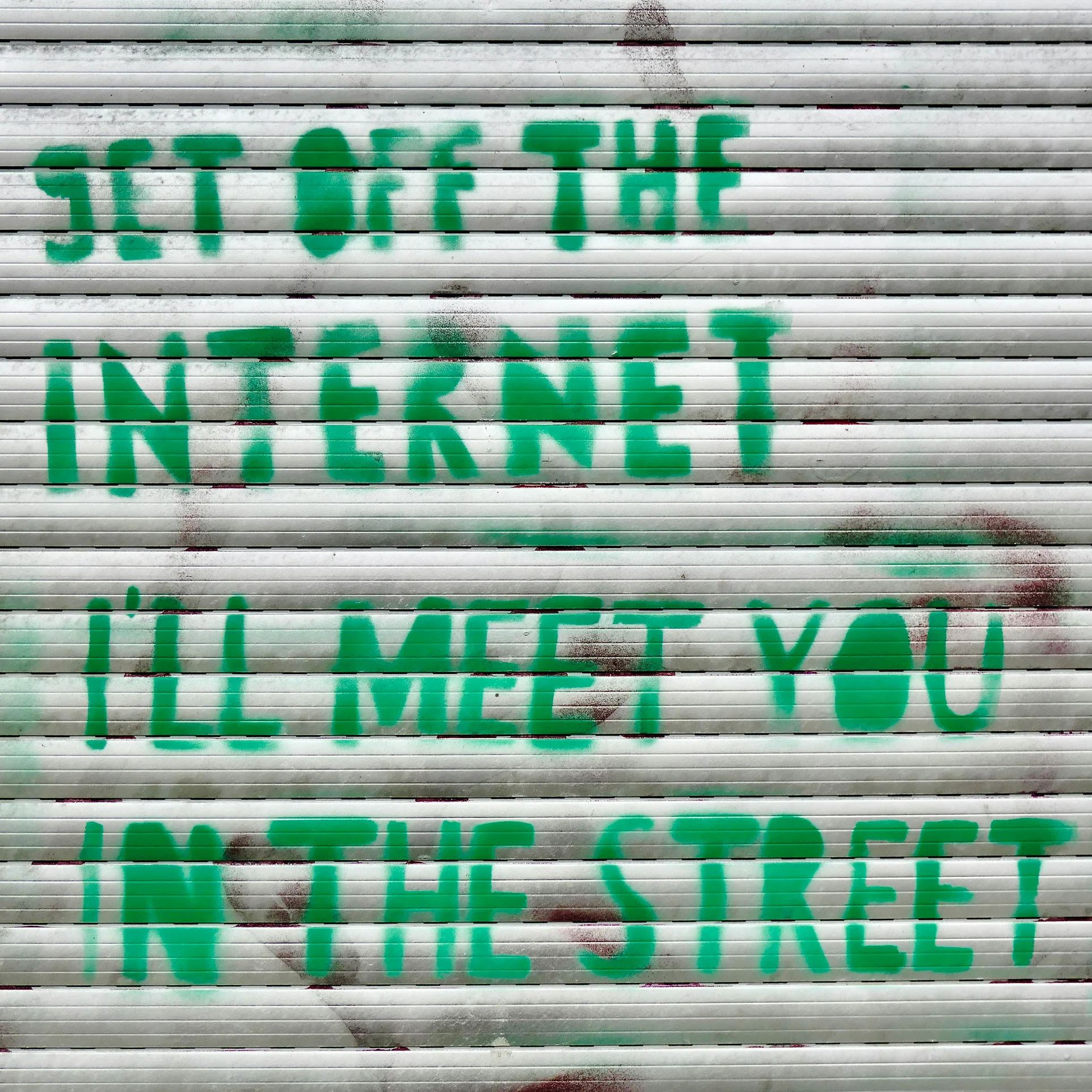Pintada a favor de apagar internet.