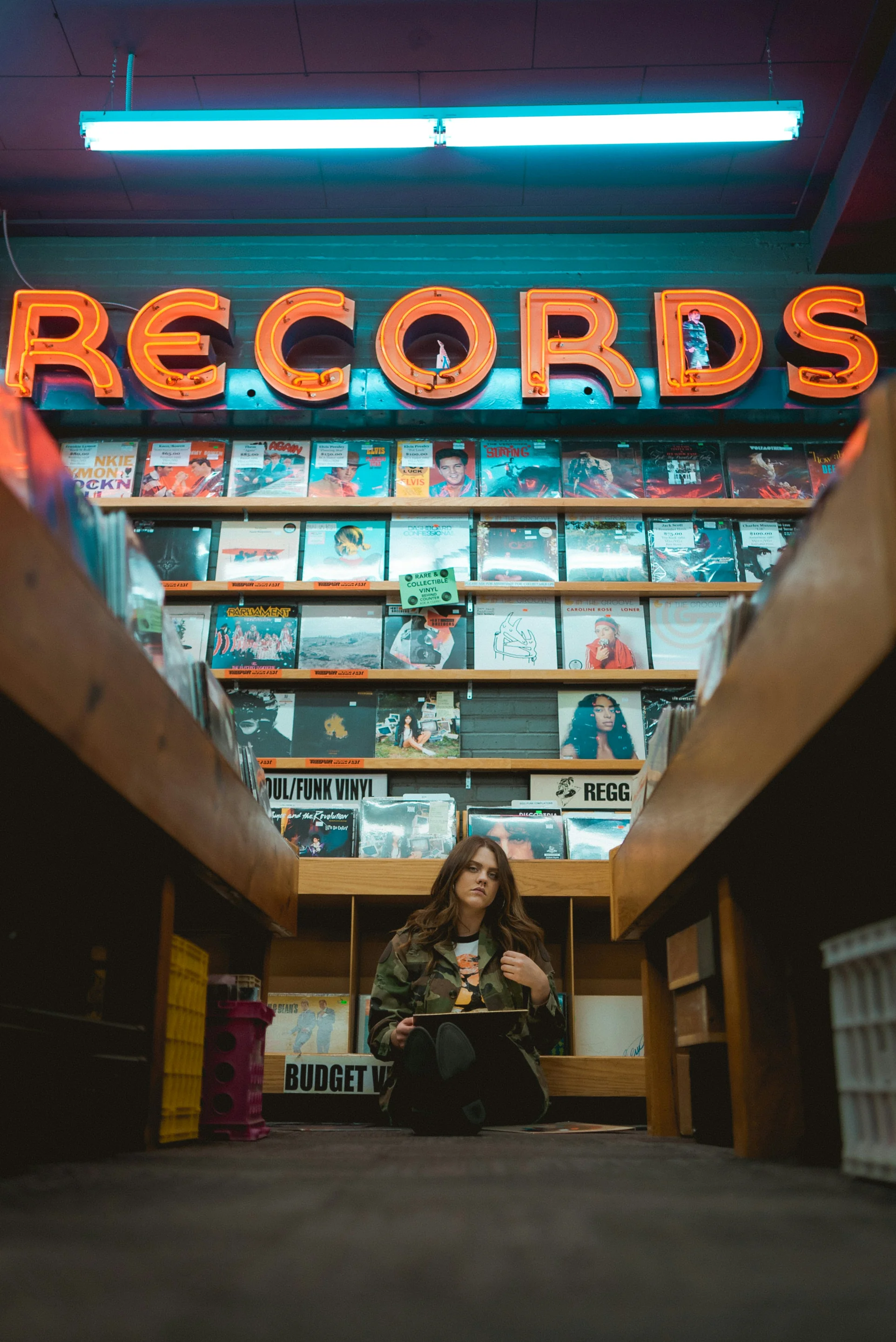 Joven en una tienda de discos.