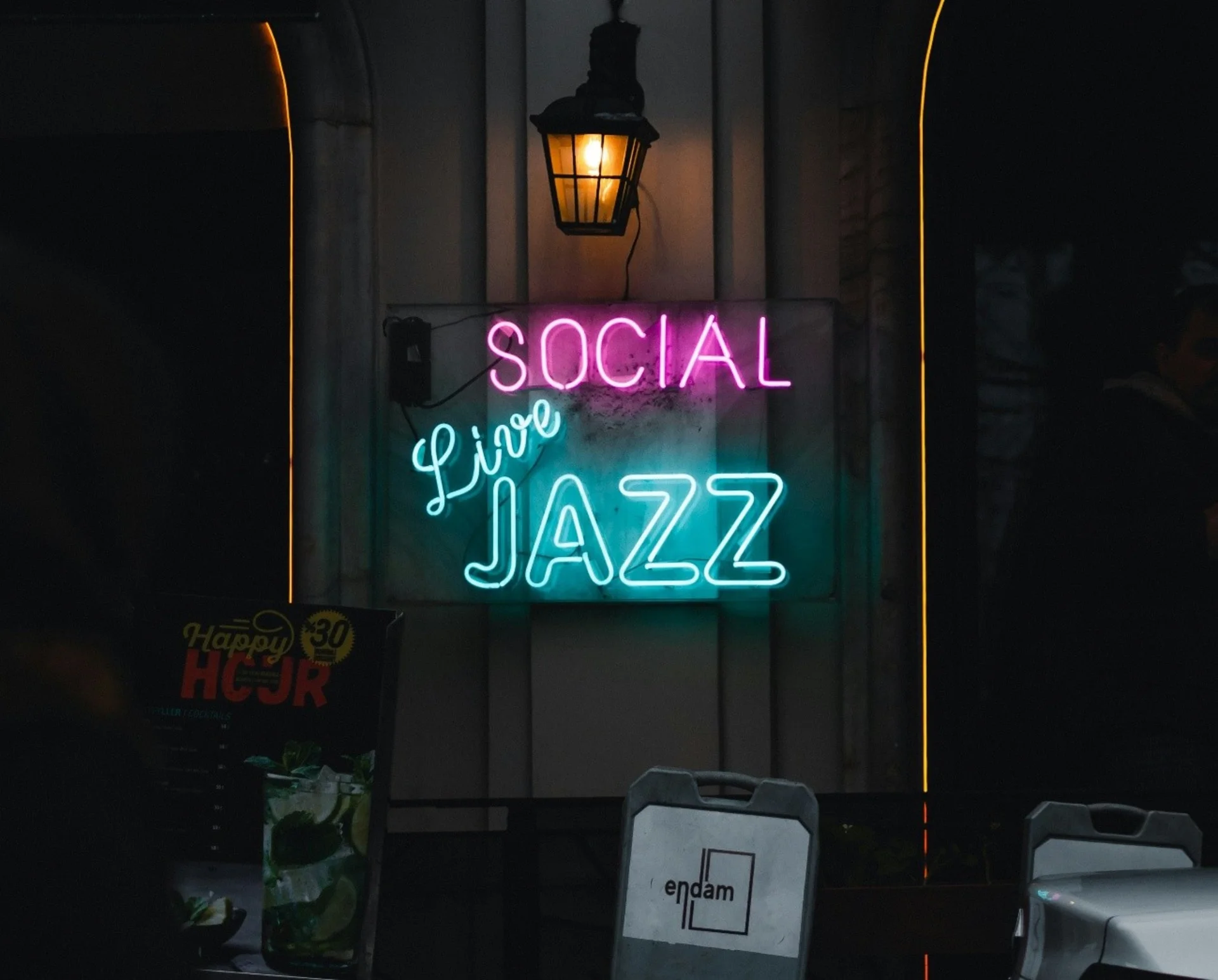 Local con actuaciones de jazz en vivo.