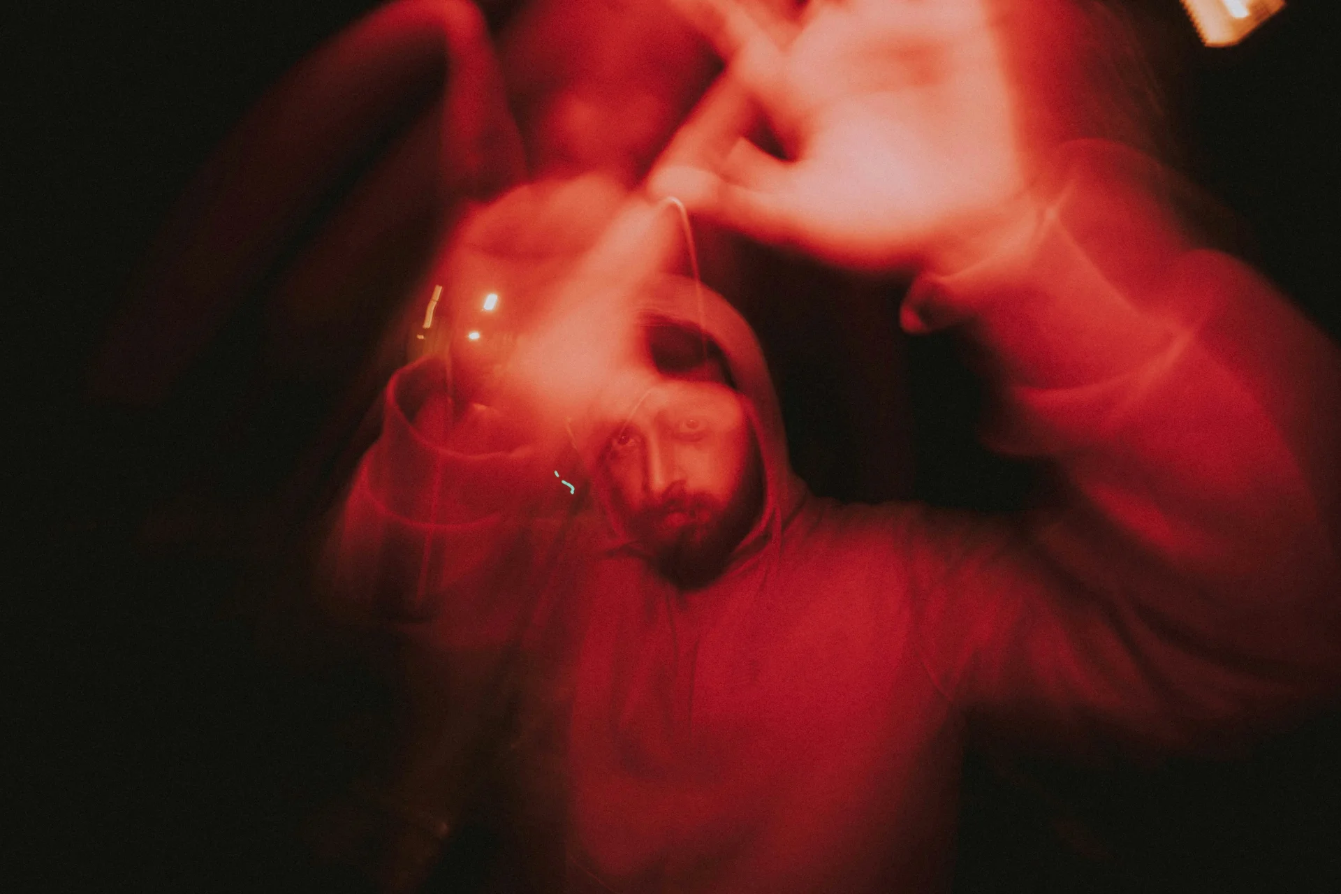 Joven bailado en una rave.