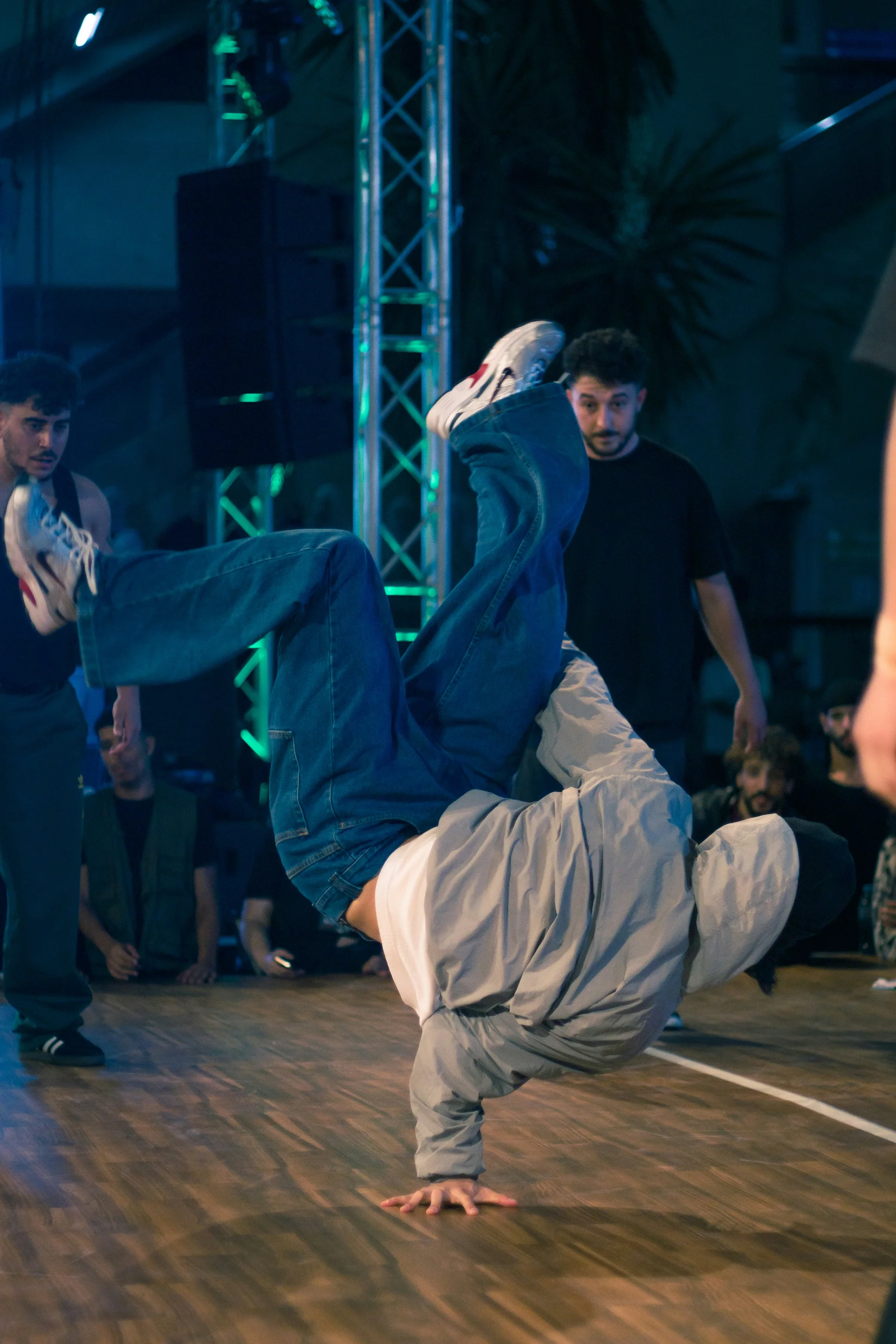 Bailarín ejecutando un paso de breakdance.