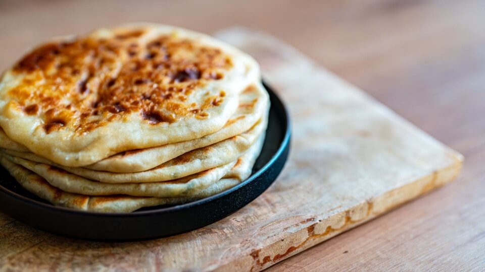 Obsesión por las masas (más allá del pan): cómo preparar en casa tortillas mexicanas, pan de pita o pan naan