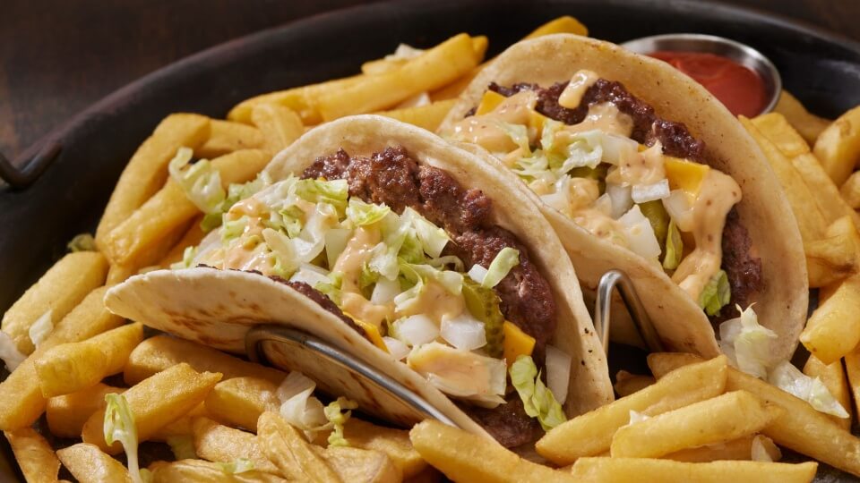 Ramen carbonara, tacos de hamburguesa y otros melty mashups en tendencia que te encantará probar