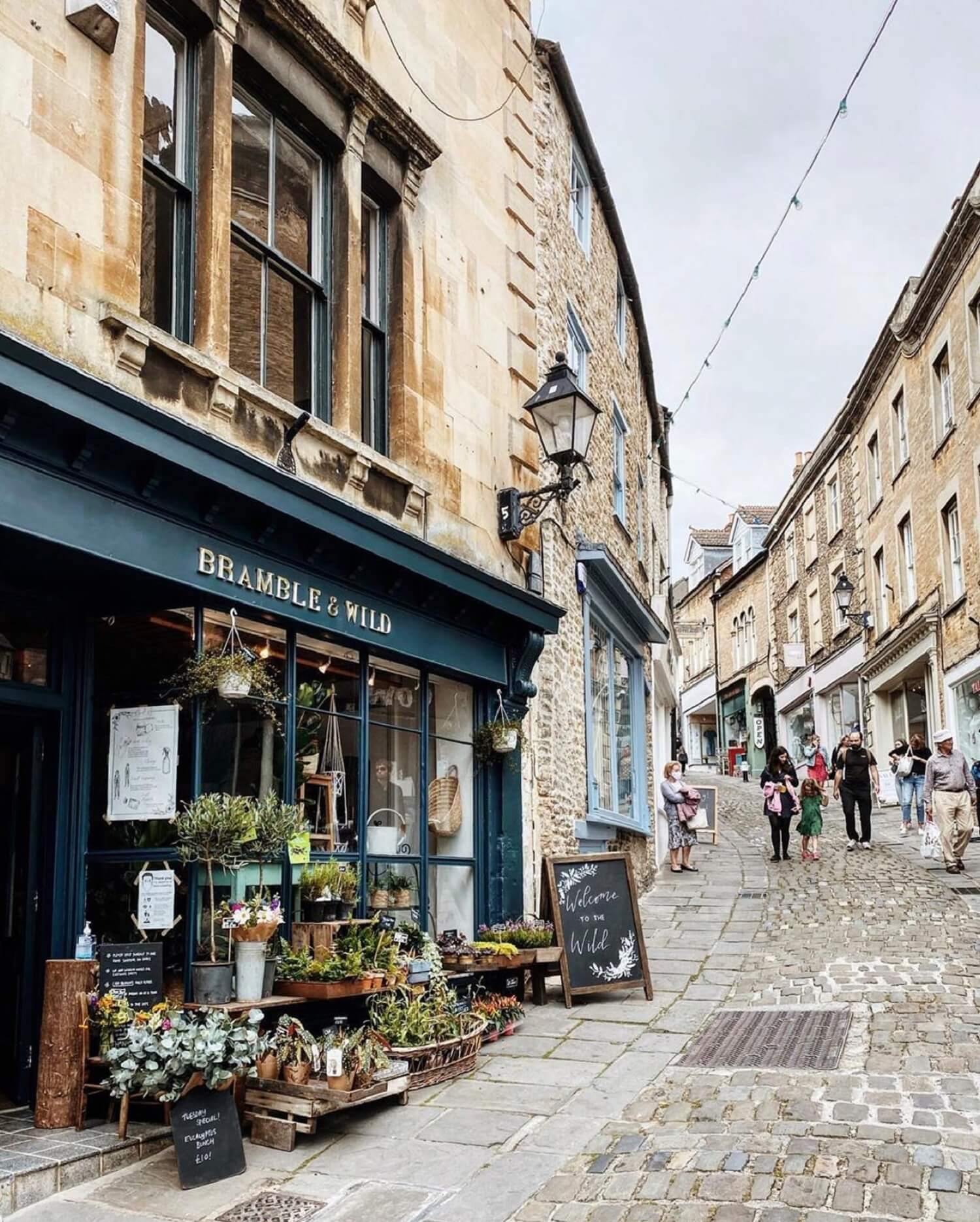 <p>Una ciudad no es nada sin sus calles, sin la vida que las abarrota. Y<strong>&nbsp;no es nada sin sus comercios</strong>, los responsables de ese bullicio, los que le dan alegría, color y personalidad. Porque una ciudad no se conoce hasta que no se observa, con ojos curiosos, ese patrimonio cultural e histórico (de la historia de cada día, pero no menos importante que la Historia) que es el pequeño comercio.</p>

<p>
	<br>
</p>

<p>Las tiendas de barrio (o del centro, pero con espíritu de comercios de toda la vida) distinguen a las ciudades, <strong>las salvan del halo de fotocopia y franquicia que a veces parece envolverlas</strong>. El pequeño comercio imprime carácter a una ciudad a través de sus escaparates y sus letreros. Y, de algún modo, narra su pasado y su futuro: el ayer, a través de los comercios de segunda y tercera generación, fruto de un modo de vida que ya no es tal; el mañana, a través de establecimientos que materializan proyectos personales con vocación de aportar novedad y singularidad. Ambos, los del pasado y los del futuro, son el presente.</p>