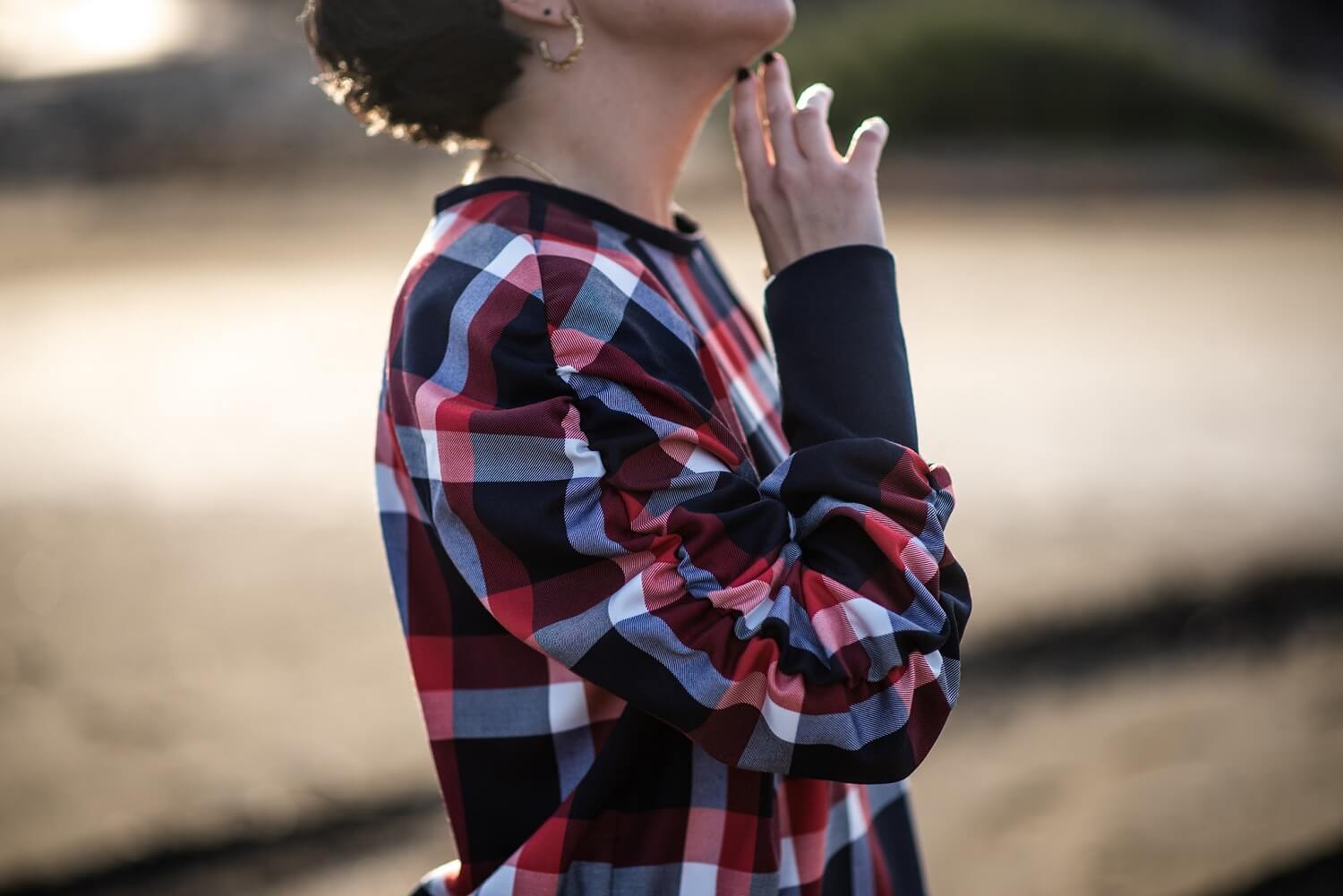 <p>Este convulso 2020 que apura sus últimos atardeceres ha traído consigo, también, cosas buenas. Por ejemplo, <strong>nos ha recordado el valor de nuestra comunidad creativa</strong>, el ingente talento que habita en las redes sociales, pero también en los locales más singulares de las ciudades, esas que redescubren a la luz de unos tiempos extraños <a href="https://www.cervezasalhambra.com/es/mirador/blog/cultura/larga-vida-al-pequeno-comercio-la-llama-de-una-tradicion-que-no-se-apaga" rel="noopener noreferrer" target="_blank">la autenticidad del pequeño comercio.</a></p>

<p>
	<br>
</p>

<p>El año que concluye nos ha puesto sobre la pista de artesanos contemporáneos que reinventan la tradición y ha acelerado un proceso que estaba latente y por el que Cervezas Alhambra aboga desde su <a href="https://www.cervezasalhambra.com/es/mirador" rel="noopener noreferrer" target="_blank">Mirador</a>:<strong>&nbsp;la reivindicación del “made in Spain”</strong>, de las firmas que hacen de la producción local y sostenible su seña de identidad. ¿Qué mejor momento para apoyarlas que la Navidad?</p>

<p>
	<br>
</p>

<p>La época de los detalles y obsequios por antonomasia se llena este año de hashtags e iniciativas que fomentan la apuesta por los proyectos personales, cargados de humanidad y creatividad. <strong>Del universo textil al gourmet o el decorativo</strong>, las ideas abundan. Lo complicado será decidirse por uno de estos regalos.</p>

<p>
	<br>
</p>