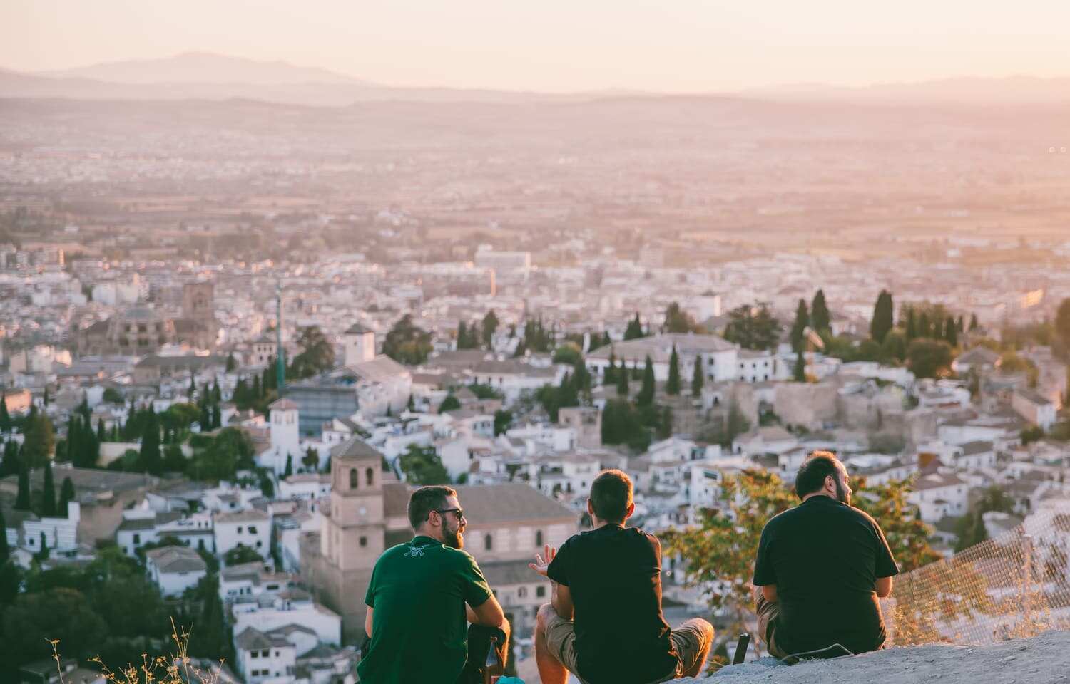 <p>Decía el compositor gaditano Manuel de Falla que <strong>“en ninguna parte del mundo suena el paisaje como en Granada”</strong>. En sus rincones se presenta toda una orquesta clásica en plena naturaleza, para la que la percusión son sus valles, dehesas y sierras, sus instrumentos de viento son sus preciosas playas de <a href="https://www.cervezasalhambra.com/es/mirador/blog/gastronomia/manjares-costa-tropical-recetas" rel="noopener noreferrer" target="_blank">la Costa Tropical</a> y sus violas, violines y violonchelos son los tintes de cultura y patrimonio presentes en su capital, sus monumentos y <strong>La Alhambra</strong> -esa que todo lo eclipsa-.</p>

<p>
	<br>
</p>

<p>Esta orquesta, que es la quintaesencia de la identidad andaluza, desarrolla sinfonías a través de la <strong>riqueza productiva de sus campos</strong>. Una partitura donde blancas, negras, corcheas y semicorcheas son las hortalizas que llenan de color la gastronomía local, las frutas tropicales que llegan hasta cada rincón del país o las almendras que ya conquistaban paladares en tiempos de Al-Ándalus.</p>

<p>
	<br>
</p>

<p>Porque si de algo puede presumir esta provincia, al igual que la más ortodoxa de las orquestas, es de haber mantenido todo aquello que la hace especial durante siglos. <strong>Sabores que perduran y sobreviven al paso de civilizaciones</strong>, que nacen de una tierra que solo los más virtuosos artífices del campo han sabido trabajar. Con un conocimiento que es fruto de un proceso de paciencia y observación, que también conocen a la perfección los <strong>maestros cerveceros de <a href="https://www.cervezasalhambra.com/" rel="noopener noreferrer" target="_blank">Cervezas Alhambra</a></strong>.</p>