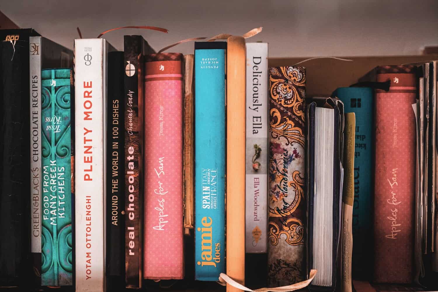 <p><strong>Abrir un libro es casi como levantar la tapa de una olla&nbsp;</strong>y adentrarse en un guiso donde las páginas son el caldo y, las palabras y letras, los ingredientes que dan sabor a nuestra receta. Ese libro, cuando tiene la capacidad de llamar nuestra atención, nos engancha como esas lentejas que siempre repetimos, nos traslada hasta los recuerdos que mejor conservamos en el paladar y nos anima a adentrarnos en mundos desconocidos, como los de los platos internacionales que se inmiscuyen en nuestro recetario.</p>

<p>
	<br>
</p>

<p>Se dice que leer -como comer- es un placer. Sobre todo si en ese acto participan relatos hechos con <strong>el esmero, la imaginación y la intención divulgativa</strong> con las que se concibe un buen libro de cocina. Auténticas enciclopedias de sabiduría que, a veces, son la forma de poner sobre el papel el sentir más creativo de un chef o son, simplemente, una excusa para seguir inspirándonos, o imaginando sabores y aromas.</p>

<p>
	<br>
</p>

<p>Con la llegada del nuevo año, con <a href="https://www.cervezasalhambra.com/es/mirador/gastronomia/alimentos-de-temporada-de-enero-propositos-culinarios-de-aires-invernales" rel="noopener noreferrer" target="_blank">sus propósitos</a>, sus promesas y nuestras ganas de poner a pruebas nuestras dotes culinarias, renovar nuestra biblioteca gastronómica es la manera más provechosa de seguir enamorándonos de la cocina. Y es que cada ejemplar que llega desde la librería hasta nuestros estantes es como adquirir y tener en casa las variedades de <a href="https://www.cervezasalhambra.com/" rel="noopener noreferrer" target="_blank"><strong>Cervezas Alhambra</strong></a>: joyas que esperan dentro de nuestra nevera hasta que llegue el momento (o el maridaje) adecuado para abrirlas y disfrutarlas.</p>