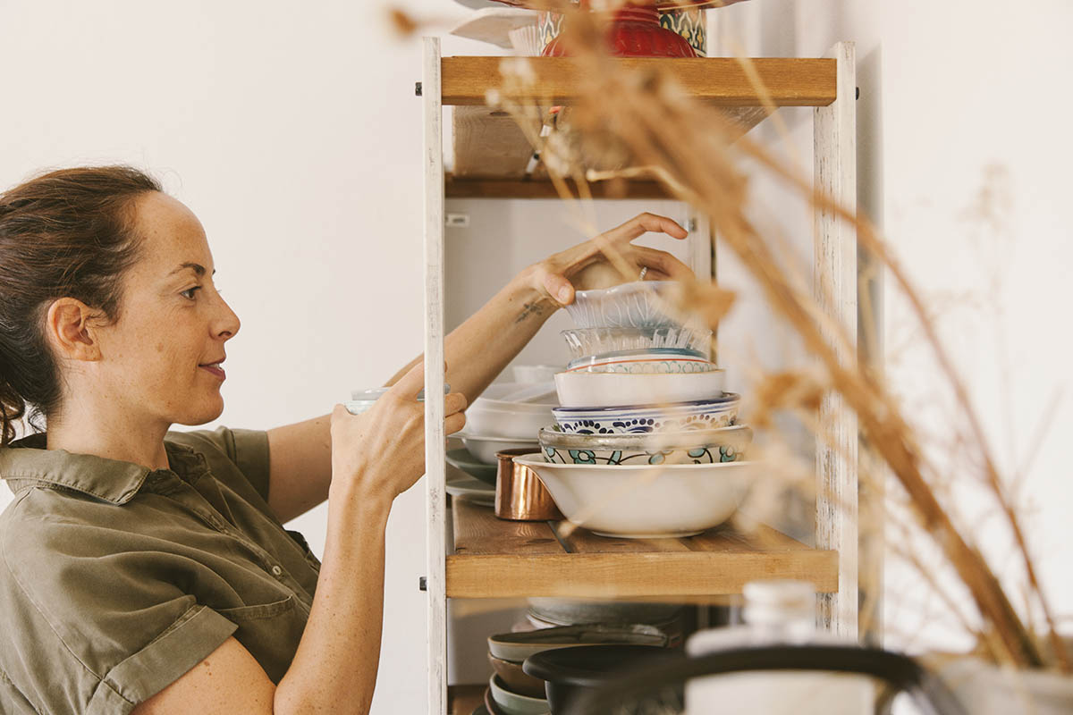 <p>Las mentes creativas tienen la habilidad de desplegar su talento incluso <strong>en las tareas más simples y cotidianas</strong>. En quehaceres tan pegados al día a día como el simple hecho de colocar los cubiertos, los platos y los vasos.&nbsp;</p>

<p>
	<br>
</p>

<p>Ella ha hecho de su cocina una de las más famosas de internet gracias a <a href="http://www.lacocinadecarolina.com/" rel="noopener noreferrer" target="_blank">su blog</a>, que lleva por nombre <strong>‘La cocina de Carolina’</strong>, y <a href="https://www.instagram.com/carolina_ferrer_/" rel="noopener noreferrer" target="_blank">su perfil de Instagram</a>. En ambos, a golpe de recetas, <strong>mesas increíblemente bellas</strong> y fotografías que captan la luz de la mañana con todos sus matices, Carolina ha ido fraguando un universo creativo muy personal, único y tremendamente acogedor.</p>