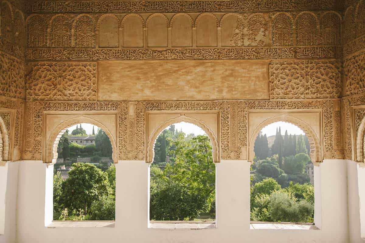 <p>Granada es algarabía, luz, armonía, pulso, fuerza, tensión, movimiento, sabor. Es una vida, con todos sus matices. Escuchamos sus caminos bulliciosos para buscar el núcleo del que nace todo su carácter: La Alhambra. <strong>Nuestros sentidos marcan la ruta y nosotros nos dejamos llevar.</strong></p>

<p>
	<br>
</p>

<p><strong>&nbsp;</strong>En el <strong>Mirador de San Nicolás</strong> la risa y la conversación de los paseantes que viven despreocupados esta mañana calurosa inunda nuestros oídos. En el ambiente habita una sensación de calma y tranquilidad que es toda una invitación a frenar el ritmo, a prestar más atención a nuestro entorno y a deleitarnos con los sonidos del paisaje.</p>