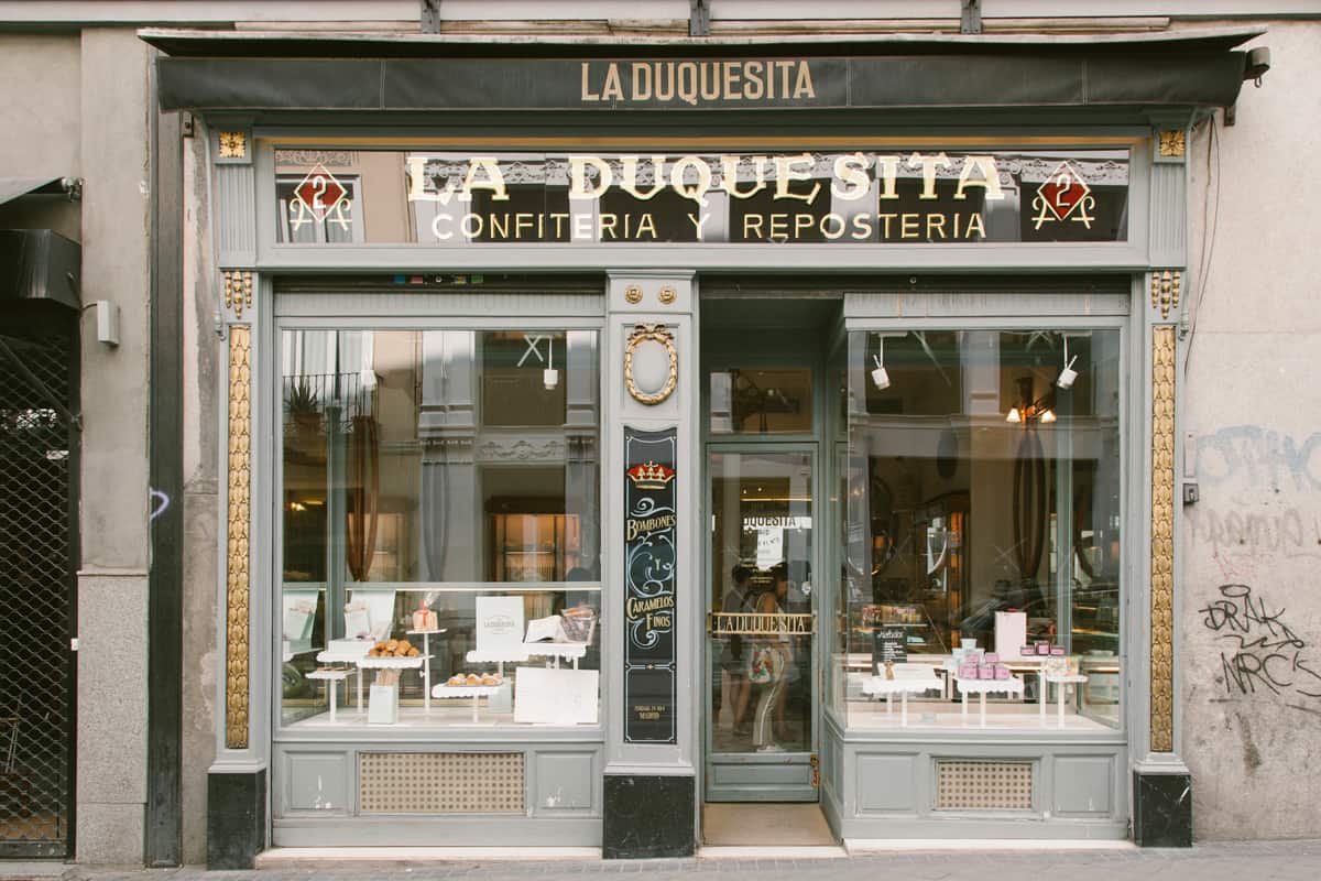 <p>Entramos, curiosos, cautivados por los detalles antiguos de la fachada. En este lugar el tiempo parece haberse detenido en una época de suma belleza. Respiramos hondo. Un olor dulce y tibio nos obliga a cerrar los ojos. Nos transporta más de un siglo atrás, cuando en 1914 los propietarios originales <strong>dieron vida a este templo del paladar&nbsp;</strong>y lo mantuvieron abierto a lo largo de tres generaciones.&nbsp;</p>

<p>
	<br>
</p>

<p><span class="fr-video fr-dvb fr-draggable" contenteditable="false" draggable="true"><iframe width="100%" height="315" src="https://www.youtube.com/embed/dh-9TVBm3dk" title="YouTube video player" frameborder="0" allowfullscreen=""></iframe></span>
	<br>
</p>

<p>Hoy, tras sus vitrinas se esconde el talento de Oriol Balaguer, chef pastelero reconocido en todo el mundo que ha sabido apreciar mejor que nadie su legado y, después de que en 2015 sus dueños originales se vieran obligados a cerrarla, <strong>decidió recuperar La Duquesita.&nbsp;</strong>Y lo hizo de la única manera que entiende: permaneciendo fiel a la razón de ser del proyecto, <strong>a su origen&nbsp;</strong>. Porque <strong>es el origen lo que define el alma de las cosas&nbsp;</strong>, lo que las hace auténticas y permite que sobrevivan al paso del tiempo.</p>