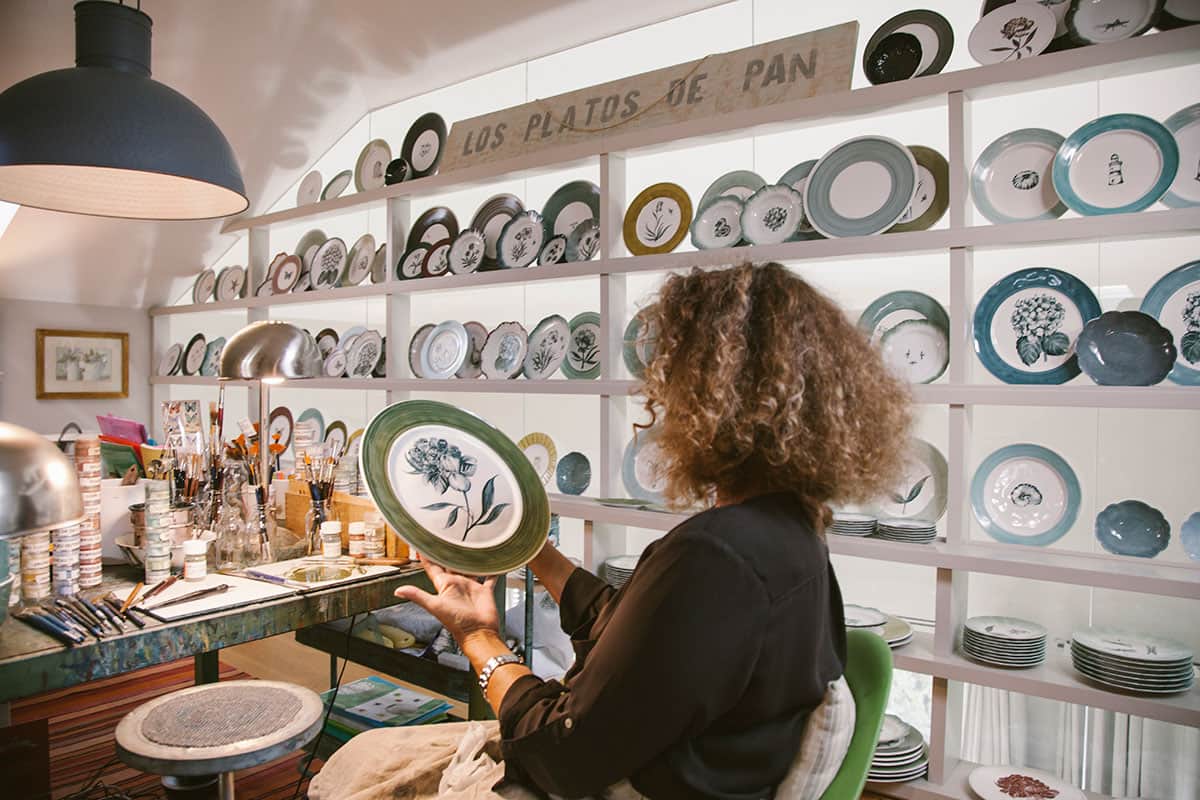 <p>Ha convertido la buhardilla de su hogar en una exitosa idea: <strong>Los Platos de Pan.</strong> Y en un “minimundo” en el que se evade, creando platos a mano únicamente por encargo y solo en un volumen que le permita seguir disfrutándolo tanto como el primer día. Que le permita <strong>vivir ajena a la prisa y consagrarse a cada plato</strong>. Para que siga siendo el amor por lo que hace el que mueva su plumilla y no las prisas por llegar a las entregas.&nbsp;</p>

<p>
	<br>
</p>

<blockquote>De esta profesión solo tengo buenas sensaciones, desde la gente que he conocido y lo que me ha enseñado (de lo que soy capaz) hasta el talento que yo misma no sabía que tenía.</blockquote>