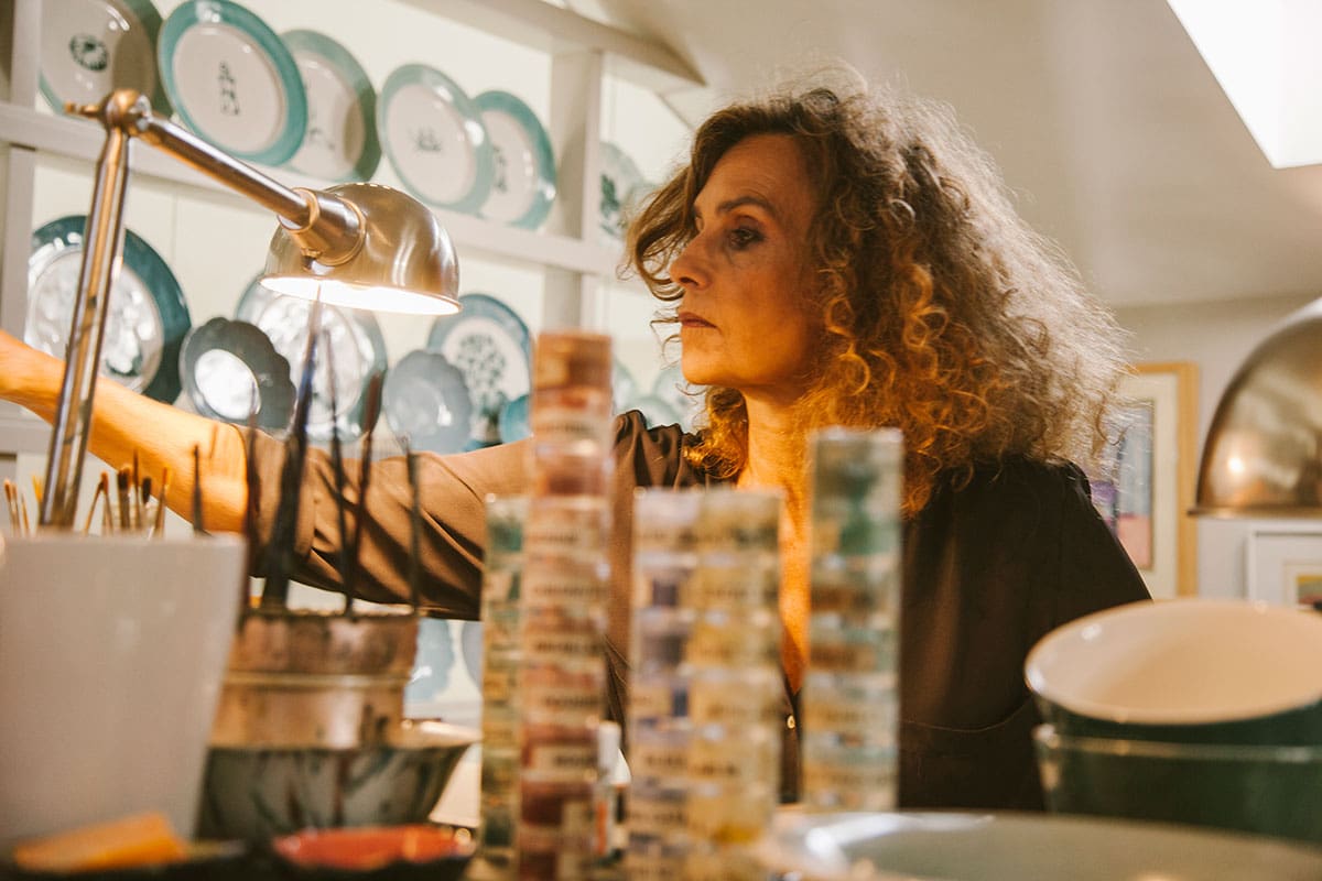 <blockquote>Personalizo muchísimo cada plato pensando en a quién va a ir, por tanto la búsqueda de cada flor, de cada insecto, es lo que más tiempo lleva. Mucho más que la ejecución del dibujo en sí. Creo que una buena preparación hace que el resultado sea exitoso.</blockquote>

<p>
	<br>
</p>

<p><span class="fr-video fr-dvb fr-draggable" contenteditable="false" draggable="true"><iframe width="100%" height="315" src="https://www.youtube.com/embed/rPxjqvSZL9k" title="YouTube video player" frameborder="0" allowfullscreen=""></iframe></span>
	<br>
</p>

<p>Pero es tal su <strong>habilidad en el dibujo y la pintura</strong> que es capaz de trasladar cualquier sugerencia al plato. Salir de su zona de confort y arriesgarse con cosas distintas.</p>

<p>
	<br>
</p>

<p>Esta artista <strong>solo necesita un lápiz y una buena idea</strong> para transformar un objeto como un plato en una colorida y creativa pero a la vez práctica pieza de arte. Que, además, es inigualable. Como lo son las cosas que tienen alma, porque están hechas con verdadera vocación.</p>