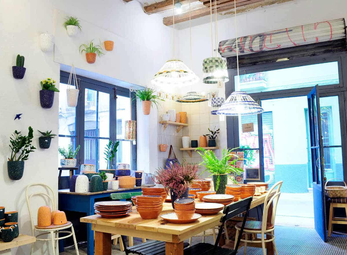 <p><a href="http://casaatlantica.es/es/home/" rel="noopener noreferrer" target="_blank">Más que una tienda</a>, es un punto de conexión en Barcelona entre dos pueblos —Galicia y Portugal— ya de por sí unidos.</p>

<p>
	<br>
</p>

<p>Es el<strong>&nbsp;Océano Atlántico el hilo conductor</strong> que conecta todas esas historias, como hermana a aquellas tierras bañándolas con sus aguas. Ambas se reencuentran en Casa Atlântica: además de una encantadora <em>boutique</em>, <strong>espacio de creación</strong> del que salen algunas de las piezas que los ideólogos y propietarios de la firma, Belén Martínez —gallega—y Lester Barreto —portugués—, elaboran a mano. Galicia y Portugal están presentes en esos objetos: ya sea como fuente de inspiración o en su propio <a href="http://alhambra.old.dev-ysl.com/filosofia/origen/">origen</a>.</p>