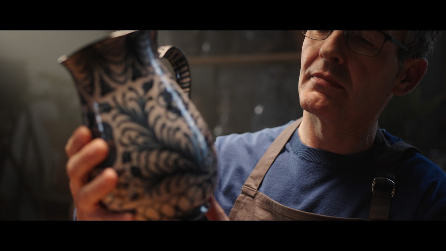 <p class="MsoNormal" style="text-align:justify;"><span lang="es">No hay tiempo mal invertido cuando se trata de preservar un legado. Es un proceso constante, <strong>sin prisa</strong>, que se hace desde el amor a una ciudad y su Patrimonio, pero también a las técnicas que han marcado toda una vida dedicada al trabajo de la <strong>cerámica
Fajalauza</strong>.&nbsp;</span></p>

<p class="MsoNormal" style="text-align:justify;"><span lang="es">&nbsp;</span></p>

<p class="MsoNormal" style="text-align:justify;"><span lang="es">Es el regalo que <strong>Blas Casares</strong>, uno de los dos hermanos que regentan la <a href="https://alfarcasares.wixsite.com/alfarcasares" rel="noopener noreferrer" target="_blank"><span style="color:#1155CC;">Alfarería Hermanos Casares</span></a>, ha recibido a través de cinco generaciones de alfareros. Todos ellos,&nbsp;</span><a href="https://www.cervezasalhambra.com/es/maestros-del-tiempo" rel="noopener noreferrer" target="_blank"><span lang="es"><strong><em>Maestros del Tiempo</em></strong></span></a><span lang="es">, como aquellos a los que rinden homenaje <a href="https://www.cervezasalhambra.com/es" rel="noopener noreferrer" target="_blank"><span style="color:#1155CC;">Cervezas Alhambra</span></a> y <a href="https://www.cervezasalhambra.com/es/nuestras-cervezas/alhambra-reserva-1925" rel="noopener noreferrer" target="_blank"><span style="color:#1155CC;">Alhambra Reserva 1925</span></a> en&nbsp;</span><a href="https://www.youtube.com/watch?v=LuupW4LwQUk" rel="noopener noreferrer" target="_blank"><span lang="es">la nueva campaña</span></a><span lang="es">, han dejado mella sobre su dedicación a un oficio único, con un esfuerzo innegable por traer hasta nuestros días piezas que mantienen la misma esencia que las elaboradas hace cinco siglos.&nbsp;</span></p>

<p class="MsoNormal" style="text-align:justify;">
	<br>
</p>

<p class="MsoNormal" style="text-align:justify;"><span class="fr-video fr-dvb fr-draggable" contenteditable="false" draggable="true"><iframe width="100%" height="688" src="https://www.youtube.com/embed/LuupW4LwQUk" title="YouTube video player" frameborder="0" allowfullscreen=""></iframe></span>
	<br>
</p>

<p class="MsoNormal" style="text-align:justify;"><span lang="es">&nbsp;</span></p>

<p class="MsoNormal" style="text-align:justify;"><span lang="es">Un tiempo en el que
la ciudad de Granada ha cambiado por completo, pero no así todo el espíritu que
inspira a Blas, también experto en elaboración de piezas destinadas a la
restauración de monumentos. “<strong><em>Granada es
un trozo de historia:&nbsp;</em></strong><em>rincón por el que pasas, rincón que tiene memoria</em>”,
explica.</span></p>