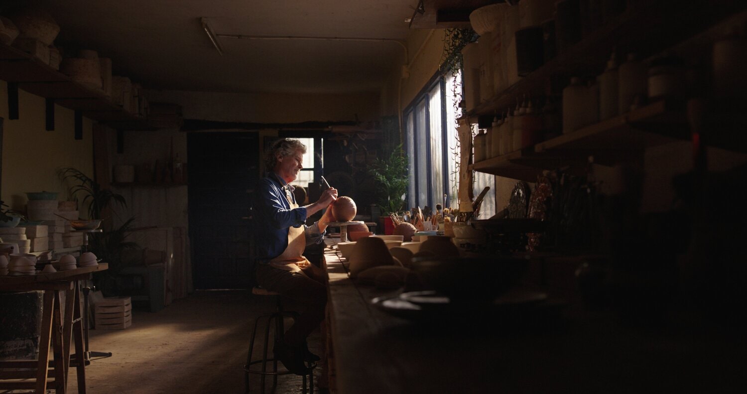 <p>Hay terrenos en los que <strong>el arte y la ciencia</strong> se encuentran. Al menos, así lo solía relatar un grande de su tiempo como Carl Sagan, que encontraba poesía en los fenómenos del universo. Pero si hay una muestra de esta sinergia es la forma en la que <strong>la artesanía y la alquimia</strong> se relacionan en un taller de cerámica como el de <strong>Ángel Vera</strong>.</p>

<p>
	<br>
</p>

<p>Siempre, <a href="https://www.cervezasalhambra.com/es/mirador/cultura/sin-prisa-as%C3%AD-rinde-homenaje-alhambra-reserva-1925-a-todos-los-maestros-artesanos" rel="noopener noreferrer" target="_blank"><strong>sin prisa</strong></a>, como solo uno de los <a href="https://www.cervezasalhambra.com/es/maestros-del-tiempo" rel="noopener noreferrer" target="_blank"><em>Maestros del Tiempo</em></a> protagonistas de la última campaña de Cervezas Alhambra sabe concebir. Con procesos químicos que son todo un reflejo de un devenir ya presente en la naturaleza: como una fermentación lenta que se traduce en el inigualable sabor de <a href="https://www.cervezasalhambra.com/es/nuestras-cervezas/alhambra-reserva-1925" rel="noopener noreferrer" target="_blank"><strong>Alhambra Reserva 1925</strong></a>. Con matices, aromas, acabados irrepetibles, tan perfectamente imperfectos como los bordes, las texturas y los esmaltados que dan vida a las piezas de cerámica de Ángel.</p>

<p>
	<br>
</p>

<p>Una combinación única entre historia, ciencia y talento, desarrollada desde un laboratorio único, como es <strong>La Alpujarra</strong>. Allí comienza la historia de una familia, que no se conformaba con los valores de la gran ciudad y decidieron, guiados por el padre de Ángel, emprender una nueva andadura. “<em>Cambiamos completamente de vida. De estar en colegios privados donde estábamos con famosos a convivir con los pastores en la zona más pobre, inhóspita y primitiva de España</em>”, relata él mismo.</p>

<p>
	<br>
</p>

<p><span class="fr-video fr-dvb fr-draggable" contenteditable="false" draggable="true"><iframe width="100%" height="688" src="https://www.youtube.com/embed/LuupW4LwQUk" title="YouTube video player" frameborder="0" allowfullscreen=""></iframe></span></p>

<p>
	<br>
</p>

<p>Porque sin esos <strong>nuevos comienzos</strong>, quizás Ángel nunca hubiese aprendido a dominar el tiempo con su oficio. Y puede que La Alpujarra se hubiese perdido a uno de los artífices claves de su legado artesano. La suya es la prueba de que, a veces, las cosas ocurren por alguna razón: <strong>como una reacción química</strong> en la que no hay vuelta atrás y en la que todos los componentes se orquestan hacia un fin.</p>

<p>
	<br>
</p>

<h2 style="text-align: center;"><strong>El caos de un genio científico</strong></h2>

<p>
	<br>
</p>

<p>“<em>Mi padre era investigador. Tenía aspecto de loco y excéntrico</em>”, recuerda Ángel. “<em>Era un desordenado y también un apasionado. Se levantaba a las 6 de la mañana, comía cualquier cosa, escribía, hacía conferencias… Era un hombre al que le gustaban muchas cosas</em>”.</p>

<p>
	<br>
</p>

<p>Y es que, para entender el relato de Vera, hay que comprender <strong>la confluencia de intereses</strong> que pasaban por la mente de su progenitor. “<em>Mi padre era investigador en Madrid en energía nuclear. Pasó 24 años estudiando sobre cómo neutralizar los isótopos, que son muy peligrosos y generan alteraciones en el medio ambiente, en los seres vivos y el agua</em>”, explica.</p>