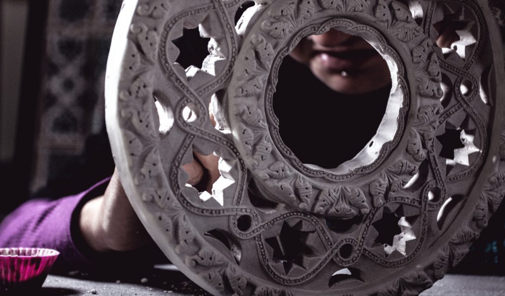 <p>Amor a primera vista es lo que sintió el rey Fahd cuando visitó la <strong>Alhambra de Granada</strong>. Un flechazo que le hacía volver una y otra vez a la ciudad para venerar al edificio e, incluso, a centrar buena parte de sus días en Marbella. Siempre, con el fin de <strong>estar más cerca</strong> de la cuna andalusí.</p>

<p>
	<br>
</p>

<p>Casi un síndrome de Stendhal extendido en el tiempo, que dio lugar a uno de los <strong>caprichos</strong> más mastodónticos de la familia real saudí: una réplica exacta de la Alhambra en la ciudad de Riyahd. Tan idéntica que, para la ocasión, decidieron contar con <strong>un equipo internacional de expertos</strong>, entre los que se encontraban cartógrafos, historiadores, arquitectos o artesanos de Granada y Almería.</p>

<p>
	<br>
</p>

<p>Eran los únicos capaces de recrear con la mayor maestría los rincones, los acabados y, en definitiva, todo aquello que da magia a un lugar tan especial como el palacio andalusí. Entre ellos, se encontraban <strong>Julio Jiménez y Salvia Sanz</strong>, los artesanos restauradores que regentan el taller de <a href="http://artesanianazari.es/" rel="noopener noreferrer" target="_blank"><strong>Artesanía Nazarí</strong></a>. “<em>Sin duda, es uno de los trabajos que nos han hecho sentir más orgullosos y que más nos han llenado</em>”, revela Jiménez.</p>

<p>
	<br>
</p>

<p><span class="fr-video fr-dvb fr-draggable" contenteditable="false" draggable="true"><iframe width="100%" height="688" src="https://www.youtube.com/embed/LuupW4LwQUk" title="YouTube video player" frameborder="0" allowfullscreen=""></iframe></span></p>

<p>
	<br>
</p>

<p>Dos <a href="https://www.cervezasalhambra.com/es/maestros-del-tiempo" rel="noopener noreferrer" target="_blank"><strong><em>Maestros del Tiempo</em></strong></a> que recuerdan aquellos días con la satisfacción de haber podido replicar, sin prisa, <strong>piezas de yeso</strong> repletas de historia -desde Granada, hasta Oriente-. La prueba de que todo aquello que merece la pena debe hacerse sin prisa, como nos traslada el espíritu de <a href="https://www.cervezasalhambra.com/es/mirador/cultura/sin-prisa-as%C3%AD-rinde-homenaje-alhambra-reserva-1925-a-todos-los-maestros-artesanos" rel="noopener noreferrer" target="_blank"><strong>Alhambra Reserva 1925</strong></a>. Así vivió Julio su andadura por Arabia Saudí, así son sus días en su taller de Granada y así se forjan, pieza a pieza, sus <strong><em>Momentos Alhambra</em></strong>.</p>