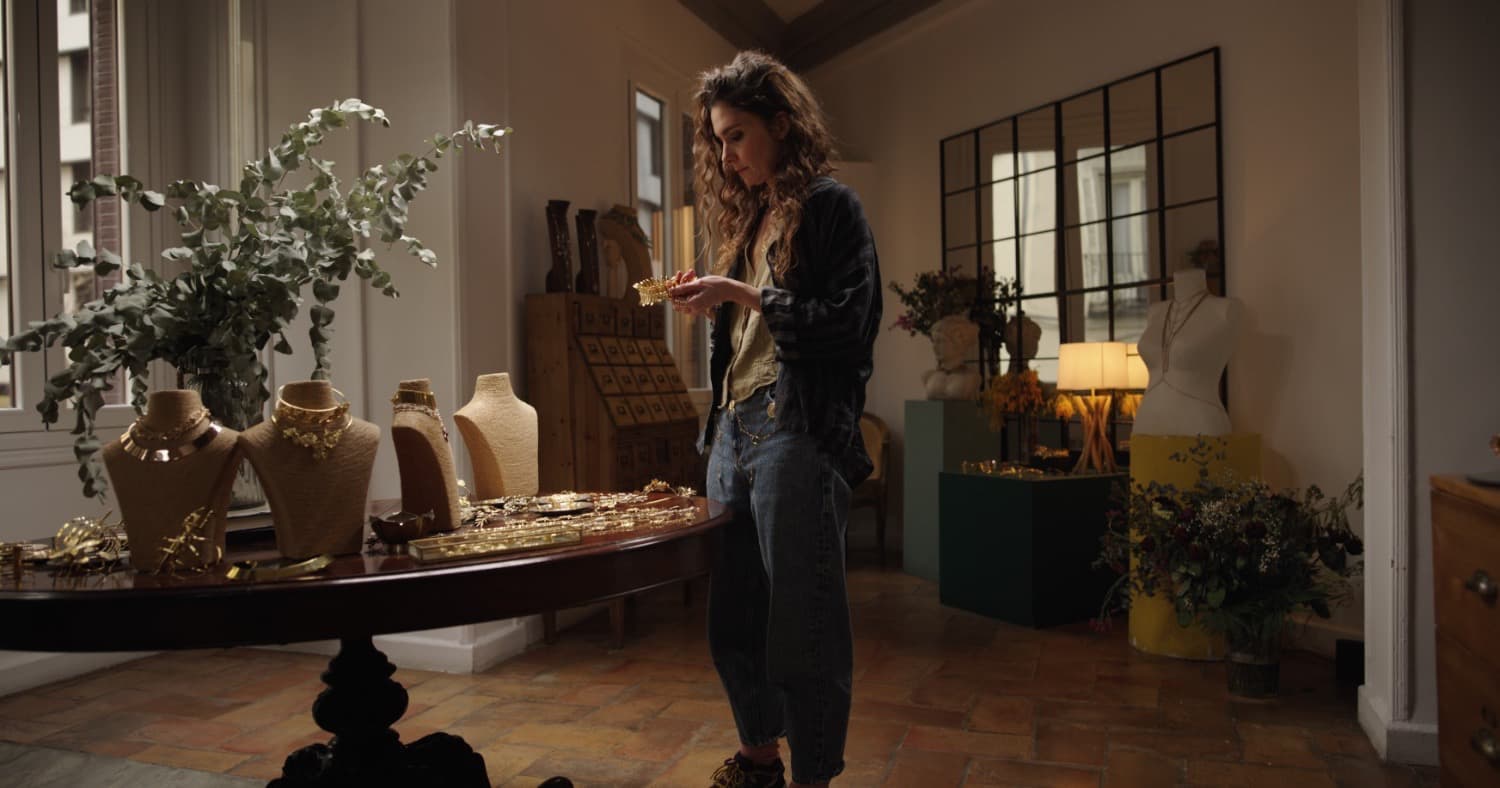 <p>Más de una década de duro trabajo respalda la propuesta de <a href="https://sumacruz.com" rel="noopener noreferrer" target="_blank">Suma Cruz</a>, en cuyo taller son protagonistas piezas únicas, tan inspiradoras como inusuales, y siempre “<em>en conexión absoluta con la naturaleza</em>”. La idea principal de este proyecto, que se ha terminado convirtiendo “<em>en una broma recurrente en el estudio</em>”, es rendir homenaje a “<em>todos <strong>los animales e incluso las plantas que cuentan una historia</strong></em>”, otorgando un significado a los diseños para que “<em>las piedras nos transmitan algo, que siempre tiene un significado directo con mi vida</em>”.</p>

<p>
	<br>
</p>

<p>Hay dos “<em>bichos</em>” en particular, la libélula y la mantis, que tienen una relación especial, alargada en el tiempo, con los “<em>cuentos</em>” de Susana, una de las artesanas que coprotagoniza la última campaña de Alhambra Reserva 1925, ‘<a href="https://www.cervezasalhambra.com/es/maestros-del-tiempo" rel="noopener noreferrer" target="_blank">Maestros del Tiempo</a>’.</p>

<p>
	<br>
</p>

<p><span class="fr-video fr-dvb fr-draggable" contenteditable="false" draggable="true"><iframe width="100%" height="688" src="https://www.youtube.com/embed/LuupW4LwQUk" title="YouTube video player" frameborder="0" allowfullscreen=""></iframe></span>
	<br>
</p>

<p>
	<br>
</p>

<p>A ella estos insectos siempre le han parecido “<em>como hadas</em>”, un razonamiento que comparte con “<em>otros artistas como escritores o directores</em>”. De hecho, traza un interesante paralelismo entre su vida y la laureada película ‘El laberinto del fauno’, “<em>donde las mantis son <strong>hadas que pululan por ese mundo mágico</strong> imaginado por Guillermo del Toro</em>”. Un vistazo a su trabajo, en especial a sus joyas más especiales, refuerza la idea de un vínculo entre lo terrenal y lo fantástico.</p>

<p>
	<br>
</p>

<p>La búsqueda de <strong>la belleza es otra de las necesidades vitales</strong> de una creadora cuyo plan perfecto podría ser “<em>perderse por un museo, sola o con alguien de quien pueda aprender</em>”. No duda en definirse como “<em>una esteta en toda regla</em>” y para justificarse cita a Dostoievski. “<em>Cuando aseguró que la belleza salvaría al mundo también incluía otras cosas como la bondad del ser humano, por supuesto</em>”, aclara, “<em>pero yo necesito rodearme de belleza para poder hacer las cosas; si no, no soy yo</em>”.</p>