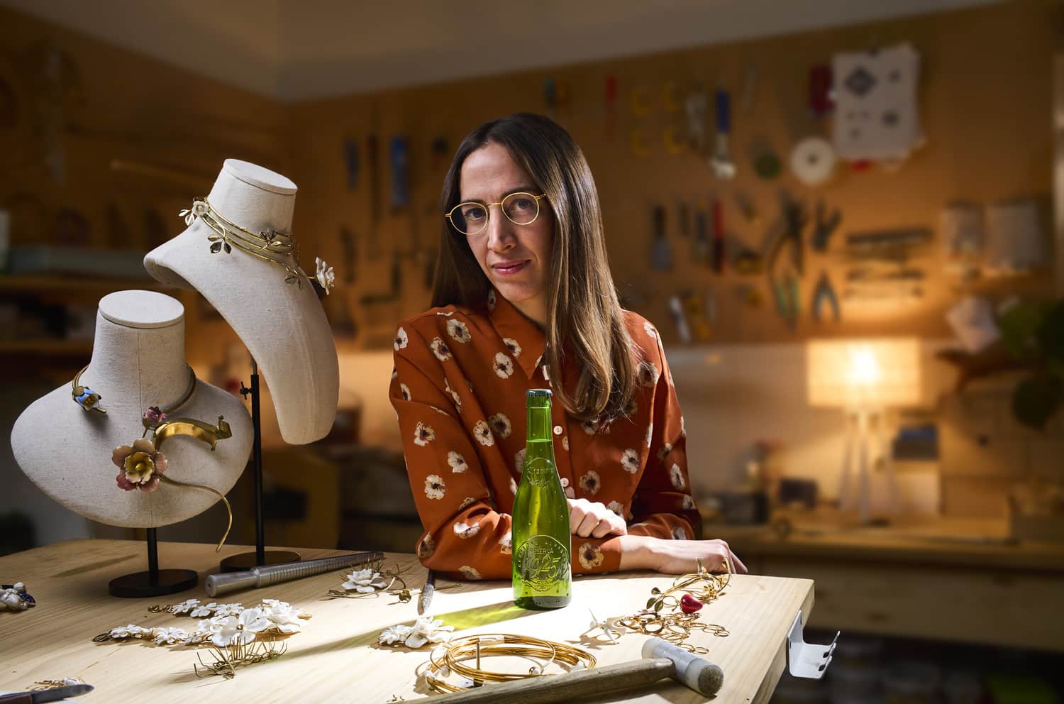 <p>No hay mayor virtud para unas manos que dominar <strong>el arte de la delicadeza</strong>. La llamamos arte porque en ella se encuentra el origen y el resultado de una tradición milenaria como <strong>la porcelana</strong>. La más sofisticada de las cerámicas y el más exótico de los talentos dinásticos chinos.</p>

<p>
	<br>
</p>

<p>Pocos pudieron comprender, en tiempos de Marco Polo, que detrás de su formulación había un ingrediente fundamental: <strong>el tiempo</strong>. El mismo que llevó a <strong>Andrés Gallardo</strong> a interesarse por el atractivo de la porcelana en un proyecto personal repleto de curiosidad. Una iniciativa de espíritu <em>craft</em>, que llevaba al creador a <strong>recolectar trozos de figuras de porcelana</strong>, como manos de muñecas, asas de tazas y fragmentos de jarrones, con el fin de convertirlos en collares.</p>

<p>
	<br>
</p>

<p>Una andadura que comienza en 2011 y a la que se unió <strong>Marina Casal</strong> para conformar la firma de joyería <a href="https://andresgallardo.com/" rel="noopener noreferrer" target="_blank"><strong>ANDRESGALLARDO</strong></a>, a caballo entre el mundo de la artesanía y la moda. Sus diseños rezuman una inspiración que les motivó <strong>-sin prisa-</strong> a reconstruir, reinventar y crear, para dar una segunda vida a pequeños fragmentos de arte destinados al olvido.</p>

<p>
	<br>
</p>

<p>“<em>Teníamos la necesidad de salir del bucle en el que estábamos y de volver a tener el control sobre el proceso. Es decir, aprender y ser parte de la creación, no solo del diseño</em>”, explica Casal. Una premisa con la que estos dos <a href="https://www.cervezasalhambra.com/es/maestros-del-tiempo" rel="noopener noreferrer" target="_blank"><strong><em>Maestros del Tiempo</em></strong></a> han sabido marcar la diferencia, reinterpretar un legado milenario como el de la porcelana y ofrecer obras únicas cargadas de delicadeza.</p>