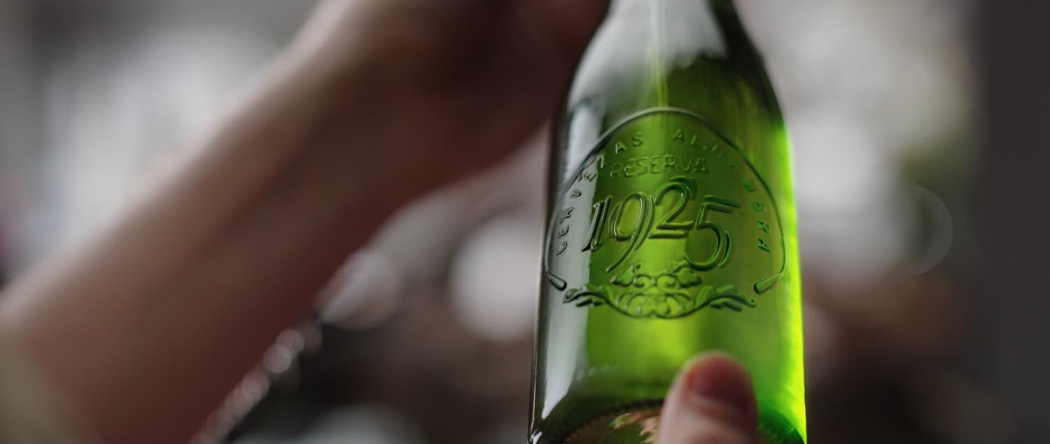 <p>“<em>En una de mis piezas se nota que le clavé una uña, a otra se le pegó un poco el color verde de la de al lado durante su paso por el horno y por eso lleva una pequeña mota</em>”, explica Fátima Quesada, alma mater de <a href="http://www.alizares.es/" rel="noopener noreferrer" target="_blank">Alizares</a>, sobre un proceso “<em>lento, que muestra <strong>huellas impresas tanto por la persona como por el accidente</strong></em>”. Su trabajo es una oda al amor por la belleza de las formas y por una técnica que, si se respetan los procesos, permite que un producto “<em>cuente la eventualidad de lo que había pasado ese día: si hacía mucho viento, por ejemplo, el horno cocía de otra manera</em>”.</p>

<p>
	<br>
</p>

<p>Durante décadas se ha dedicado a investigar y descifrar los secretos que se esconden tras <strong>las geometrías y los colores más reconocibles de la Granada nazarí</strong>. Es la búsqueda de una herencia cultural que la emparenta, como <a href="https://www.cervezasalhambra.com/es/maestros-del-tiempo" rel="noopener noreferrer" target="_blank">Maestra del Tiempo</a>, con esos maestros cerveceros de Cervezas Alhambra que hace casi cien años supieron darle valor al tiempo hasta conseguir el sabor único de <a href="https://www.cervezasalhambra.com/es/nuestras-cervezas/alhambra-reserva-1925" rel="noopener noreferrer" target="_blank">Alhambra Reserva 1925</a>. Como ellos, Quesada asume que “<em>en un proceso artesanal nunca se van a controlar al cien por cien todos los factores, porque, como los azulejos cuando salen del horno, hay materiales que están literalmente vivos</em>”.</p>

<p>
	<br>
</p>

<p><span class="fr-video fr-dvb fr-draggable" contenteditable="false" draggable="true"><iframe width="100%" height="688" src="https://www.youtube.com/embed/LuupW4LwQUk" title="YouTube video player" frameborder="0" allowfullscreen=""></iframe></span>
	<br>
</p>

<p>
	<br>
</p>

<p>Numerosos reconocimientos jalonan su trayectoria artística y profesional. En 2007 fue finalista en los Premios Nacionales de Artesanía, en la modalidad Innova, y <strong>desde 2011 cuenta con la Carta de Maestro Artesano</strong> concedida por la <a href="http://www.apple.com/es" rel="noopener noreferrer" target="_blank">Consejería de Turismo, Comercio y Deporte de la Junta de Andalucía</a>.</p>

<p>
	<br>
</p>

<p>Pero, como si fuera reflejo de uno de sus intrincados mosaicos, su Graduado Superior en Cerámica por la Escuela Oficial de Madrid llegó, curiosamente, “<em><strong>al revés</strong></em><strong>” de lo esperado</strong>. “<em>Ya vivía en Granada y había caído presa de sus encantos</em>”, reconoce, antes de volver a Madrid con el propósito de “<em>convalidar conocimientos</em>”, sacándose la titulación como alumna libre.</p>

<h2>
	<br>
</h2>

<h2 style="text-align: center;"><strong>La sombra del Mulhacén y el embrujo de la Alpujarra granadina</strong></h2>

<p style="text-align: center;">
	<br>
</p>

<p><img src="/storage/app/media/uploaded-files/Alizares_02.jpg" class="fr-fic fr-dib" data-result="success"></p>

<p>
	<br>
</p>

<p>Como a tantas culturas en siglos anteriores <strong>la belleza inigualable de Granada ya la había cautivado</strong>. En la Alpujarra estableció su primer “<em>tallercillo</em>” y, ya casi viviendo de su trabajo como ceramista y alfarera, es cuando surge “<em>la curiosidad por saber qué hay que saber oficialmente</em>”. <strong>Habla con pasión de algunos aspectos que hacen único a este lugar</strong>, “<em>como estar en la ladera del Mulhacén, la montaña más alta de la Península, pero con vistas al mar y a África</em>”. Su microclima produce una enorme “<em>diversidad biológica” que, en los “apenas treinta kilómetros</em>" que diferencian sus zonas alta y baja, “<em>combinan desde el fruto tropical hasta los frutos de montaña</em>”.</p>

<p>
	<br>
</p>

<p>Pero la elección de Pitres como base de operaciones para Alizares no solo responde a su “<em>amor por la naturaleza</em>” o a los beneficios de&nbsp;“<em>ese agua pura que baja desde el Mulhacén</em>”. También influyó la extraordinaria “<em>confluencia de <strong>personas de todo el mundo que fueron creando comunidad en la zona</strong></em>”.</p>

<p>
	<br>
</p>

<p>La particular idiosincrasia de la Alpujarra le permitió “<em>trabajar en talleres de recuperación de la arquitectura tradicional</em>” o que el padre de<a href="https://www.cervezasalhambra.com/es/mirador/cultura/angel-vera-maestro-ceramista-cuando-ciencia-y-artesania-se-ponen-disposicion-del-tiempo" rel="noopener noreferrer" target="_blank">&nbsp;Ángel Vera</a> <strong>le enseñara a “<em>construir hornos con técnicas de química cerámica</em>”</strong>. Recuerda un detalle que lo dice todo: en un pueblo de solo seiscientos habitantes convivía con un vecino japonés experto en porcelana.</p>

<p>
	<br>
</p>

<p>Esta diversidad cultural, donde eran norma “<em>la influencia y la aportación de muy diversas fuentes</em>”, parece un sello histórico de la región. Porque su idiosincrasia, de hecho, no solo responde a la naturaleza, “<em>también al trabajo del hombre, capaz de plantar viñas a dos mil metros de altura</em>”. El acanalamiento de las montañas y ;<strong>el sistema de riego por acequias, que remiten a romanos y árabes</strong>, se estudia a día de hoy como una maravilla de la ingeniería. Generaciones tras generaciones de, a su modo <a href="https://www.cervezasalhambra.com/es/maestros-del-tiempo" rel="noopener noreferrer" target="_blank">Maestros del Tiempo</a> que averiguaron que “<em>si haces que el agua corra más lentamente, la llevarás más lejos</em>”.</p>

<p>
	<br>
</p>

<h2 style="text-align: center;"><strong>La Granada nazarí que se proyecta hacia el siglo XXI</strong></h2>

<p style="text-align: center;">
	<br>
</p>

<p>Pero <strong>la apuesta firme de Alizares por los procesos lentos</strong>, <a href="https://www.cervezasalhambra.com/es/mirador/cultura/sin-prisa-asi-rinde-homenaje-alhambra-reserva-1925-a-todos-los-maestros-artesanos" rel="noopener noreferrer" target="_blank">sin prisa</a>, dando tiempo al tiempo y dedicando a cada proceso la atención y energía que precisan, como hacen los maestros cerveceros con <a href="https://www.cervezasalhambra.com/es/nuestras-cervezas/alhambra-reserva-1925" rel="noopener noreferrer" target="_blank">Alhambra Reserva 1925</a>, no niega los beneficios de la tecnología si esta “<em>no pervierte el producto</em>”.</p>