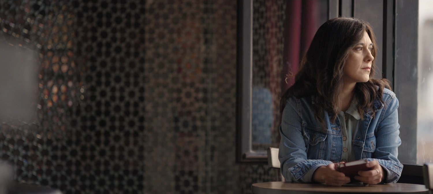 <p>Isa es la protagonista del capítulo 3, <strong><em>Las series</em></strong>, que muestra el arduo trabajo que hay tras un proyecto audiovisual como el suyo. Sobre todo porque su labor no consiste solo en dejar florecer las ideas que pasan por su cabeza, sino que lleva intrínseco un extenso proceso de <strong>escucha, observación y entendimiento</strong>.</p>

<p>
	<br>
</p>

<p>Solo así puede llegar a imaginar cómo sería el mundo en una serie como <em>Apagón</em>. A comprender que, si el mundo se apagara, <strong>el tiempo se pararía</strong>, las personas huirían de las ciudades, convertirían las pistas de pádel en gallineros y los campos de césped en huertos.</p>

<p>
	<br>
</p>

<p>Y así es cómo esta genia de la palabras y <strong>apasionada de la naturaleza humana</strong> logra conquistarnos con sus historias. Tal y como hizo con la película <em>Maixabel</em>, de la mano de Icíar Bollaín, en la que ambas se tomaron el tiempo necesario para dar con el discurso más adecuado. El desenlace, como no podía ser de otra forma, fueron <strong>las alabanzas</strong> que la creadora recibe siempre por su trabajo: la prueba de que un buen resultado requiere <strong>calma, pasión y dedicación</strong>.</p>