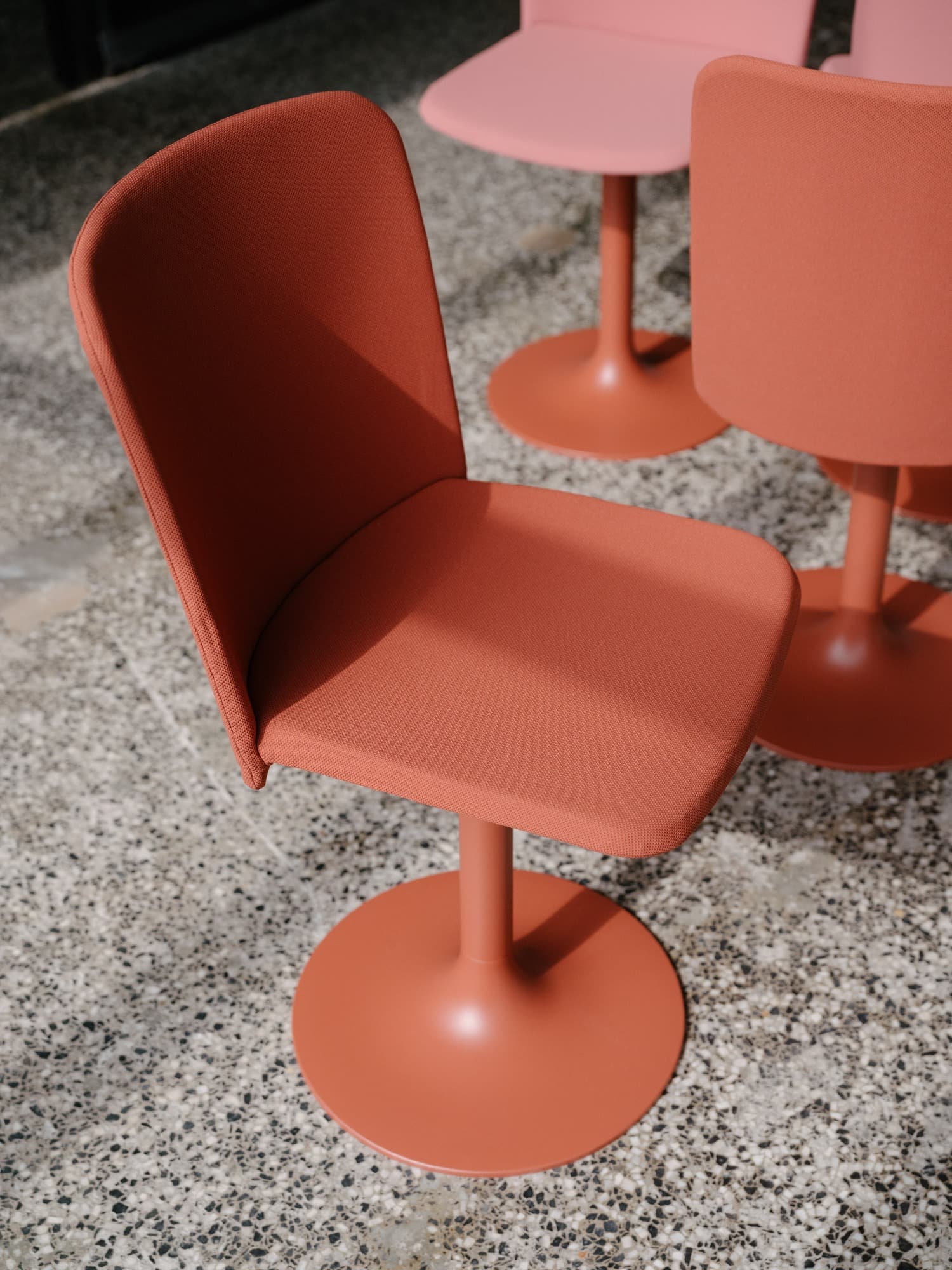 ¿Pueden los muebles crear vínculos? Ondarreta actualiza la tradición ebanista