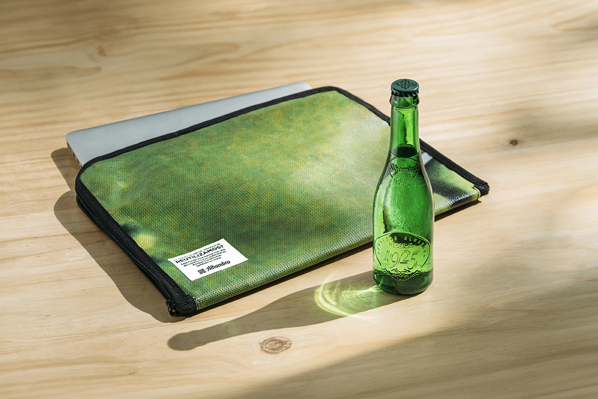 Larga vida al ‘upcycling’: Cervezas Alhambra transforma una de sus lonas en fundas para tu ordenador