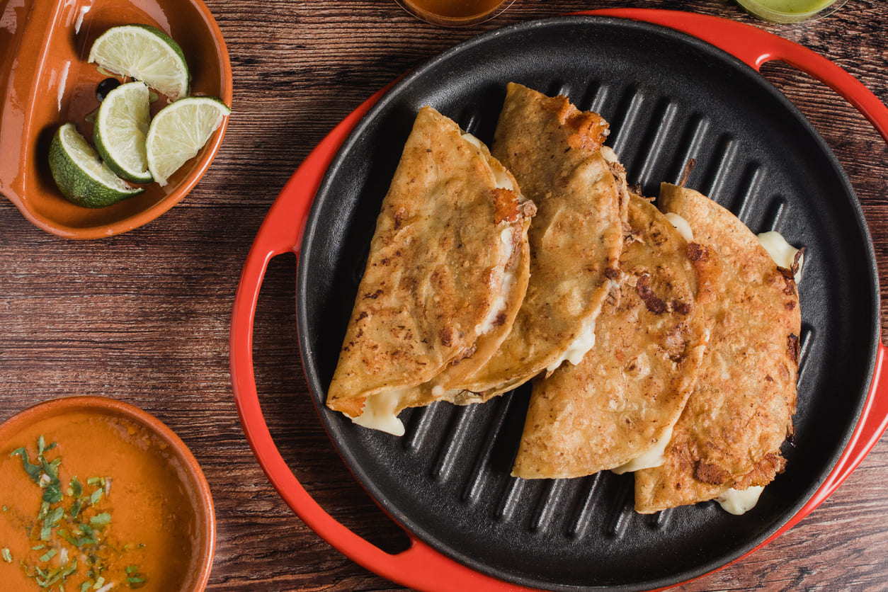 Hay vida más allá de los tacos en la cocina mexicana, las quesabirrias se postulan como la nueva obsesión de internet