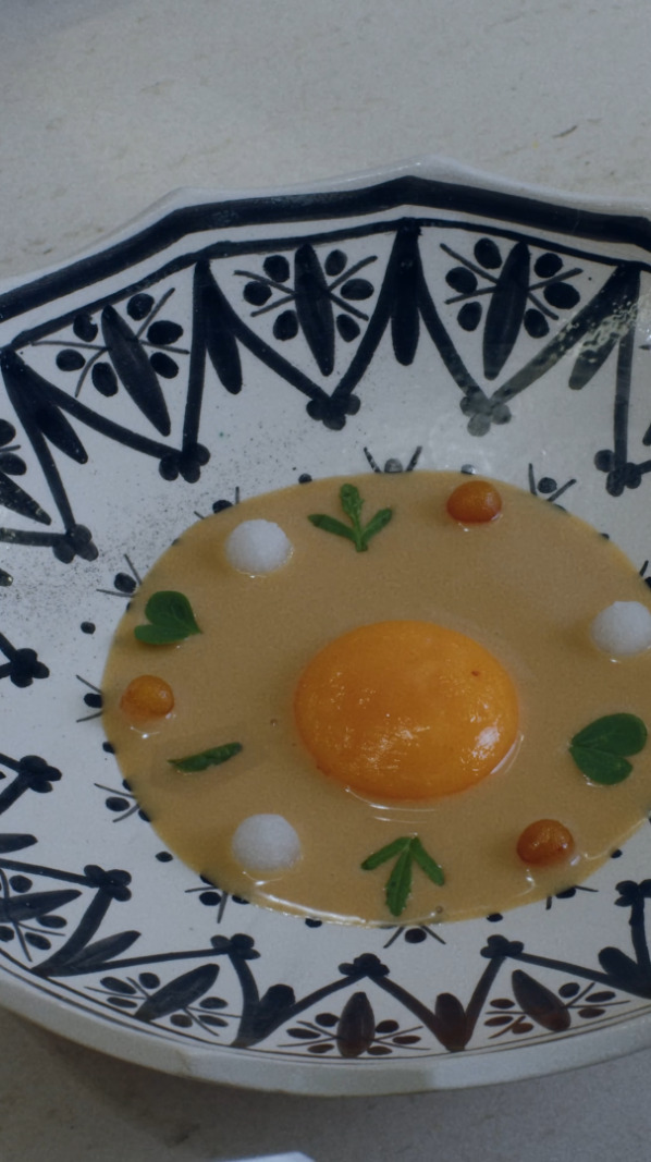 Royal de puchero, yema de huevo, botarga y caviar con hierbabuena: el homenaje de Paco Morales a la tradición y la sutileza